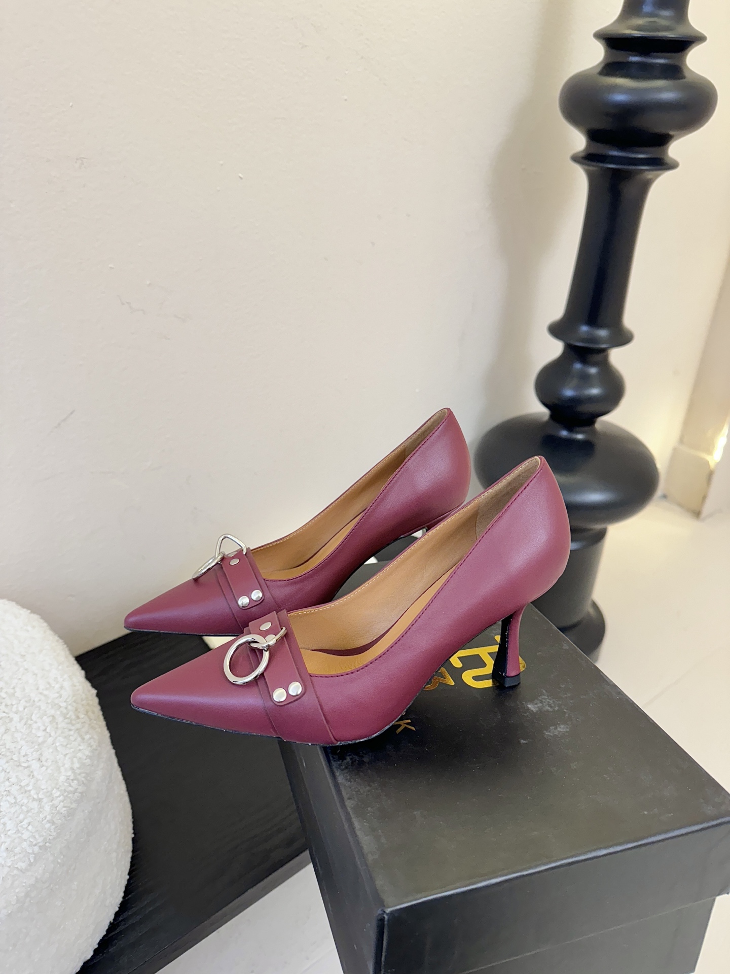 R13 26春夏走秀款 简易复古五金扣饰尖头高跟单鞋后空凉鞋系列！ 一款‮神⁠封‬‎的早春凉鞋‬‎ ‮约