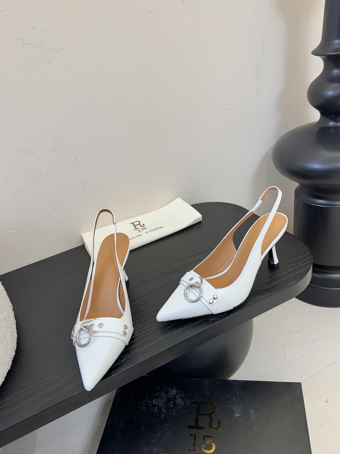 R13 26春夏走秀款 简易复古五金扣饰尖头高跟单鞋后空凉鞋系列！ 一款‮神⁠封‬‎的早春凉鞋‬‎ ‮约