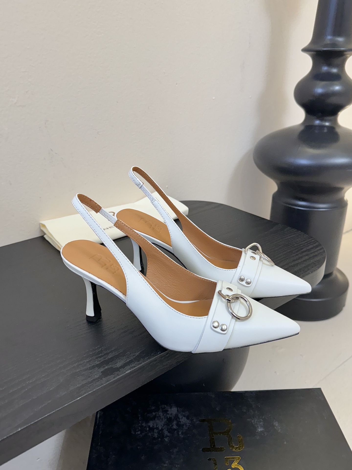 R13 26春夏走秀款 简易复古五金扣饰尖头高跟单鞋后空凉鞋系列！ 一款‮神⁠封‬‎的早春凉鞋‬‎ ‮约