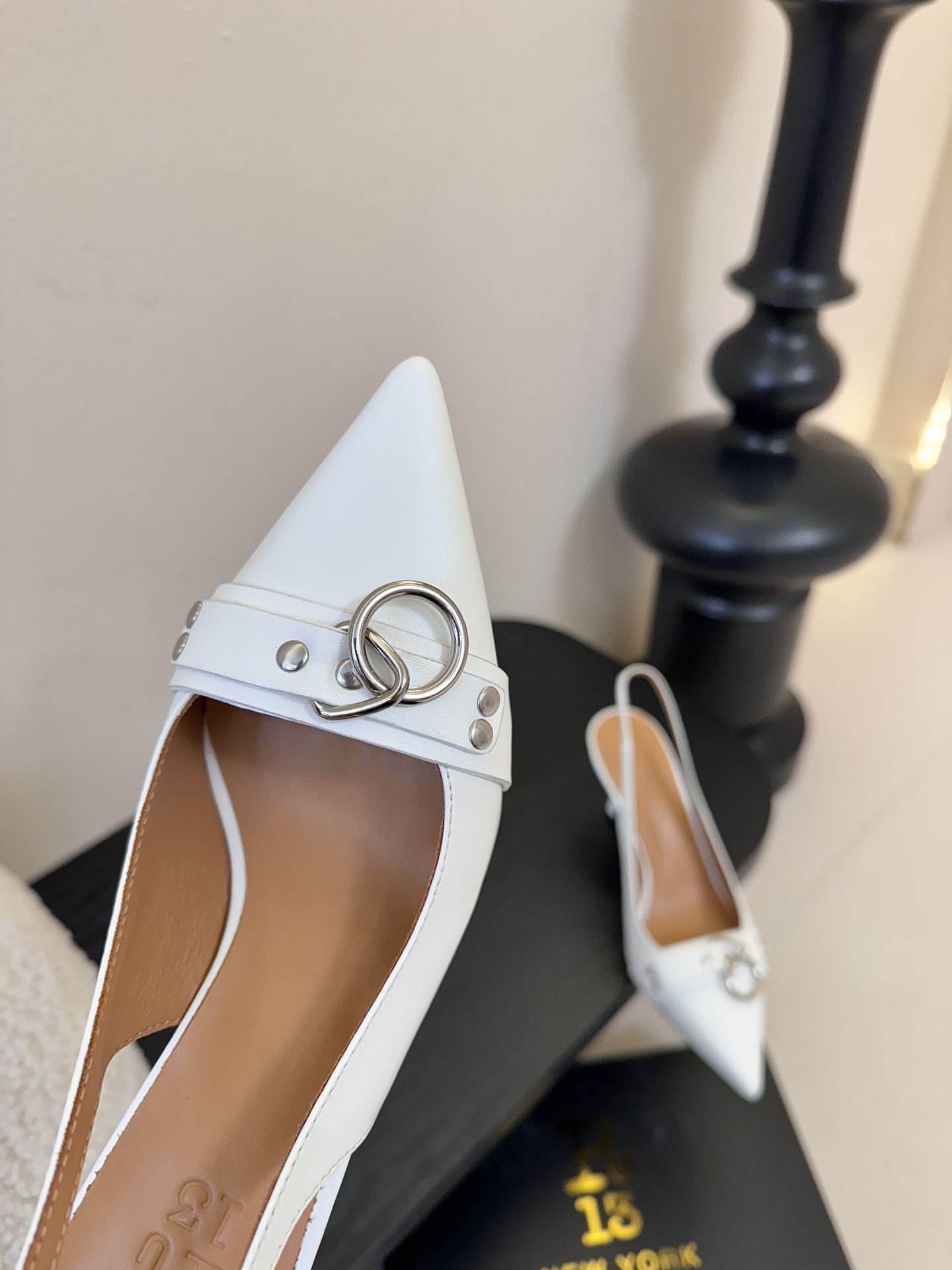 R13 26春夏走秀款 简易复古五金扣饰尖头高跟单鞋后空凉鞋系列！ 一款‮神⁠封‬‎的早春凉鞋‬‎ ‮约