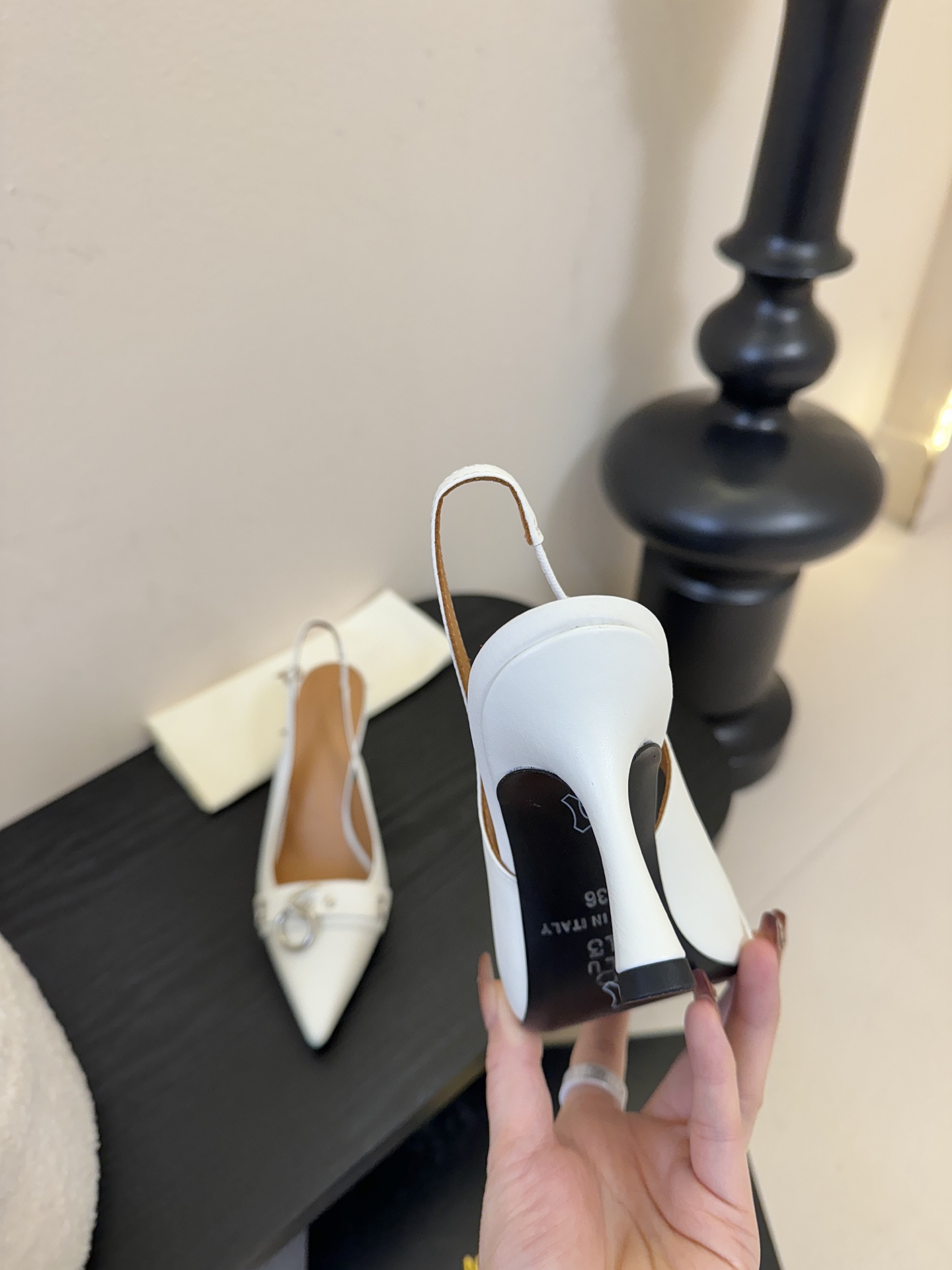 R13 26春夏走秀款 简易复古五金扣饰尖头高跟单鞋后空凉鞋系列！ 一款‮神⁠封‬‎的早春凉鞋‬‎ ‮约