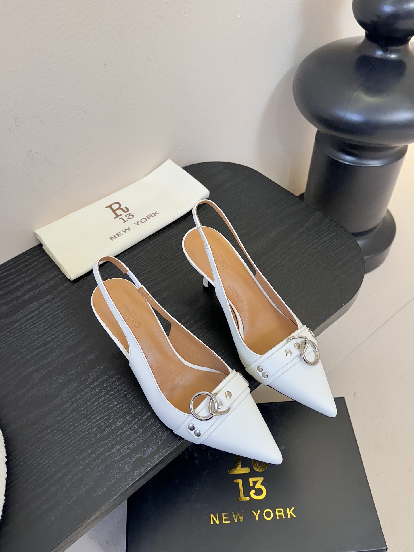 R13 26春夏走秀款 简易复古五金扣饰尖头高跟单鞋后空凉鞋系列！ 一款‮神⁠封‬‎的早春凉鞋‬‎ ‮约