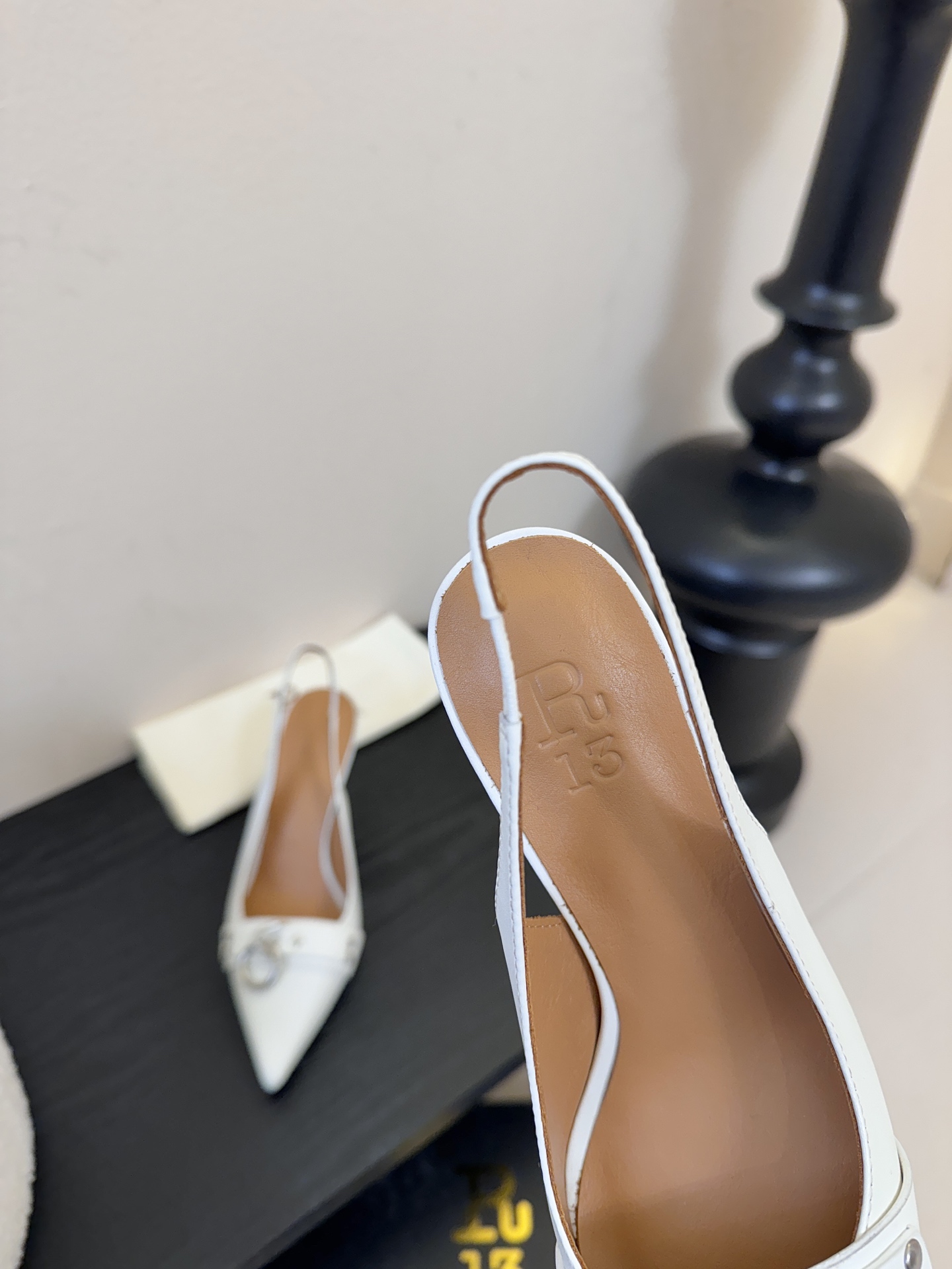 R13 26春夏走秀款 简易复古五金扣饰尖头高跟单鞋后空凉鞋系列！ 一款‮神⁠封‬‎的早春凉鞋‬‎ ‮约