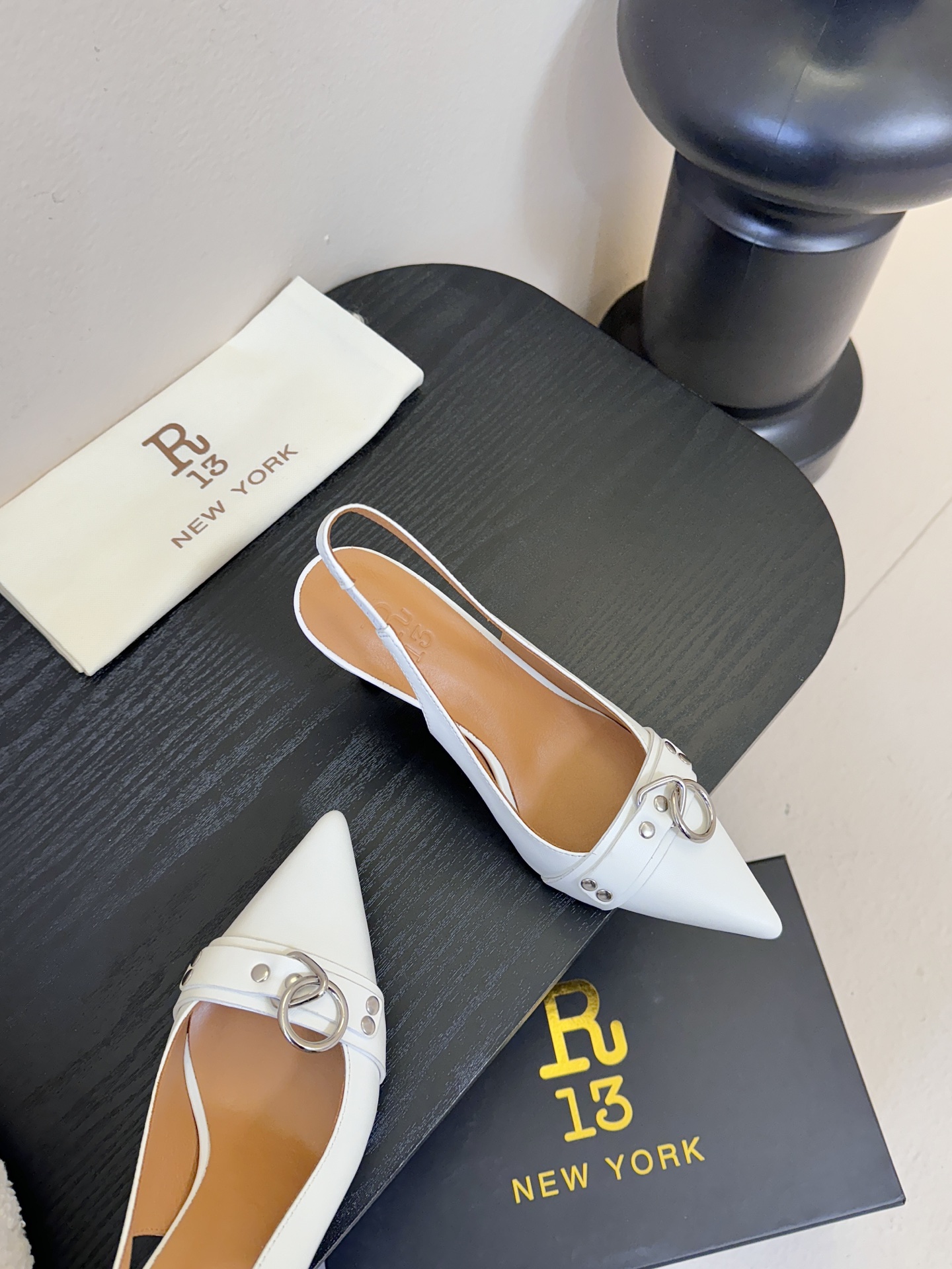 R13 26春夏走秀款 简易复古五金扣饰尖头高跟单鞋后空凉鞋系列！ 一款‮神⁠封‬‎的早春凉鞋‬‎ ‮约