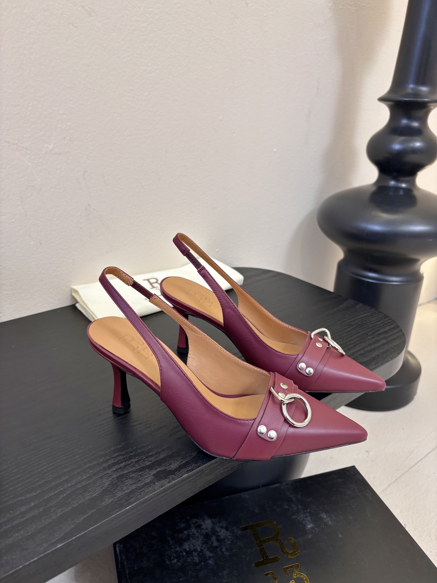 R13 26春夏走秀款 简易复古五金扣饰尖头高跟单鞋后空凉鞋系列！ 一款‮神⁠封‬‎的早春凉鞋‬‎ ‮约