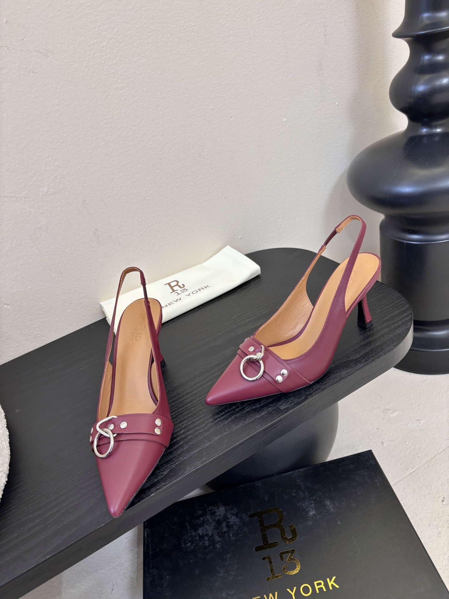 R13 26春夏走秀款 简易复古五金扣饰尖头高跟单鞋后空凉鞋系列！ 一款‮神⁠封‬‎的早春凉鞋‬‎ ‮约