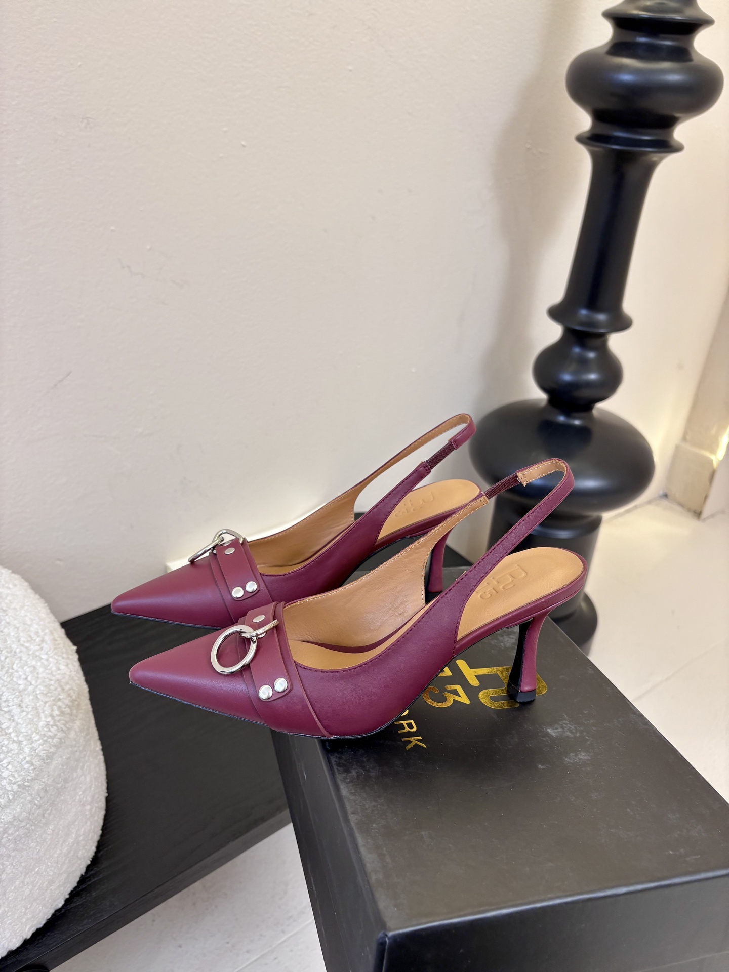 R13 26春夏走秀款 简易复古五金扣饰尖头高跟单鞋后空凉鞋系列！ 一款‮神⁠封‬‎的早春凉鞋‬‎ ‮约