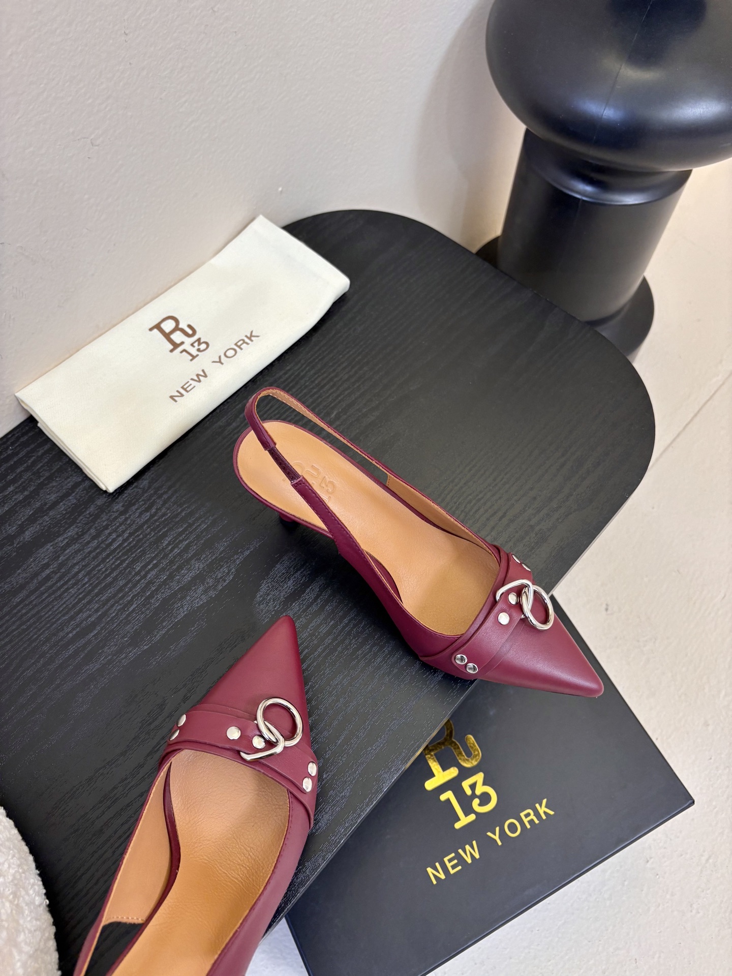 R13 26春夏走秀款 简易复古五金扣饰尖头高跟单鞋后空凉鞋系列！ 一款‮神⁠封‬‎的早春凉鞋‬‎ ‮约