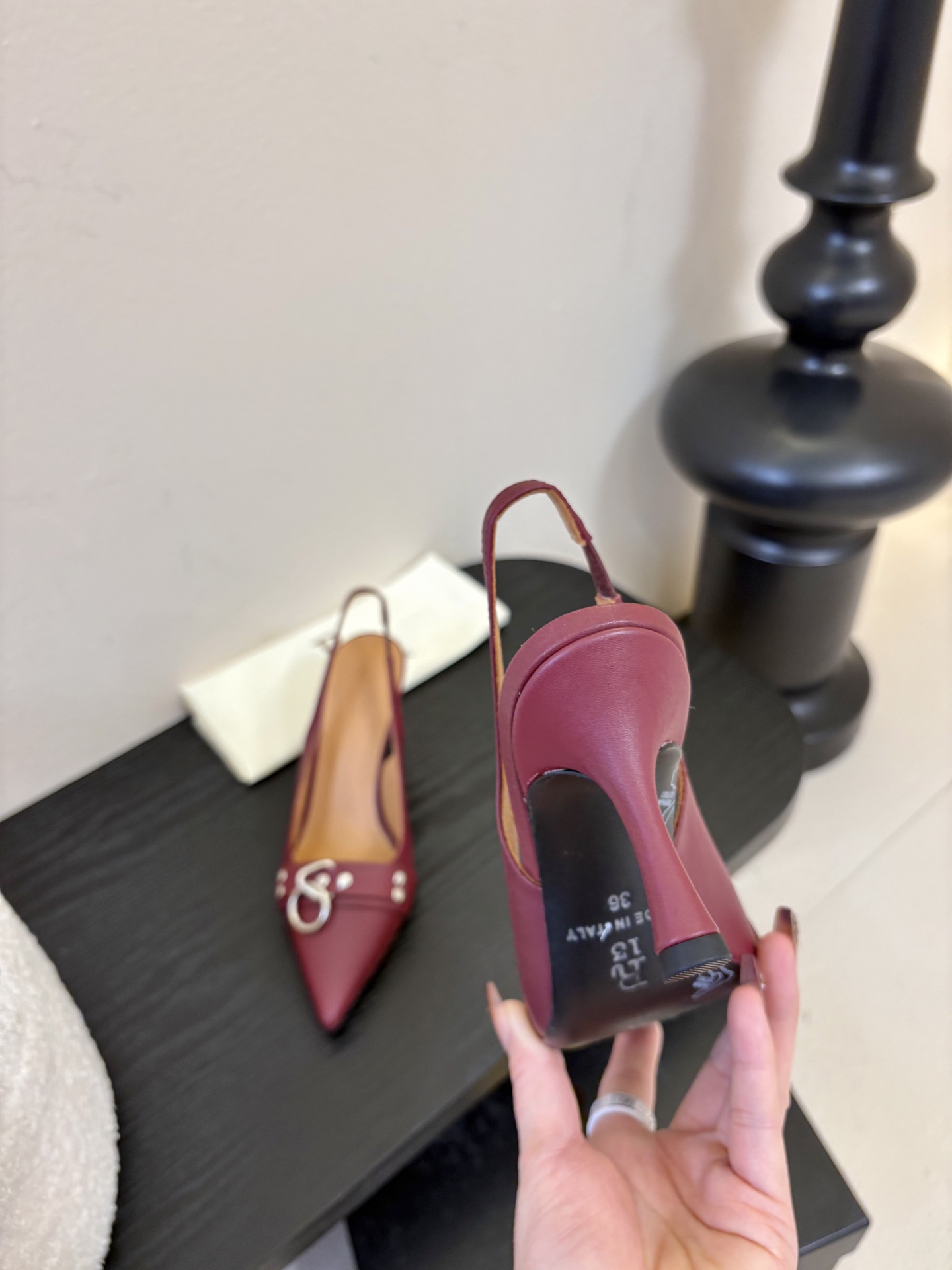 R13 26春夏走秀款 简易复古五金扣饰尖头高跟单鞋后空凉鞋系列！ 一款‮神⁠封‬‎的早春凉鞋‬‎ ‮约