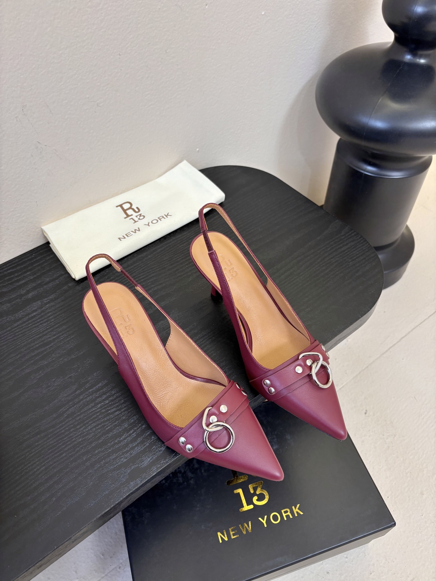 R13 26春夏走秀款 简易复古五金扣饰尖头高跟单鞋后空凉鞋系列！ 一款‮神⁠封‬‎的早春凉鞋‬‎ ‮约