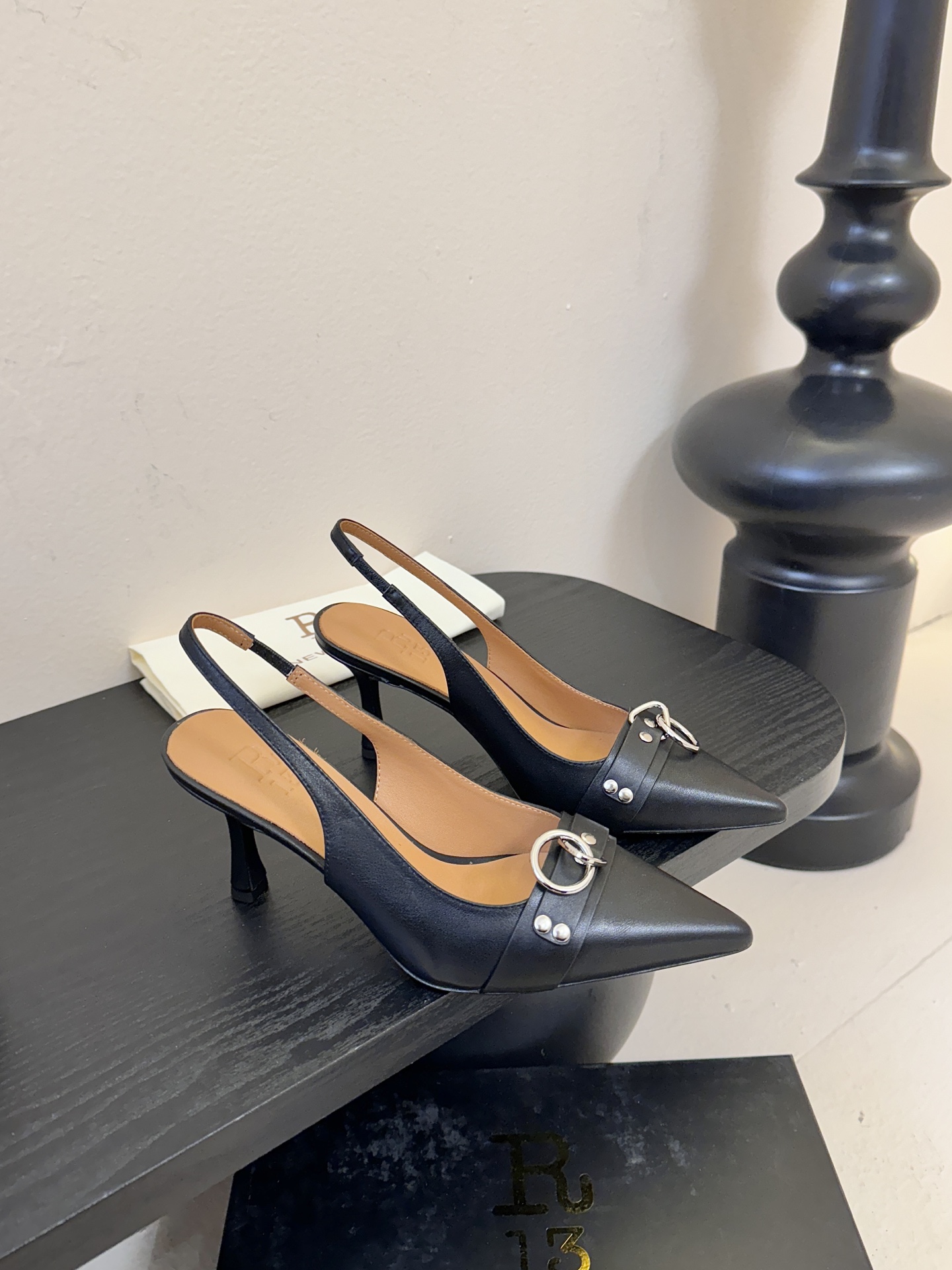 R13 26春夏走秀款 简易复古五金扣饰尖头高跟单鞋后空凉鞋系列！ 一款‮神⁠封‬‎的早春凉鞋‬‎ ‮约