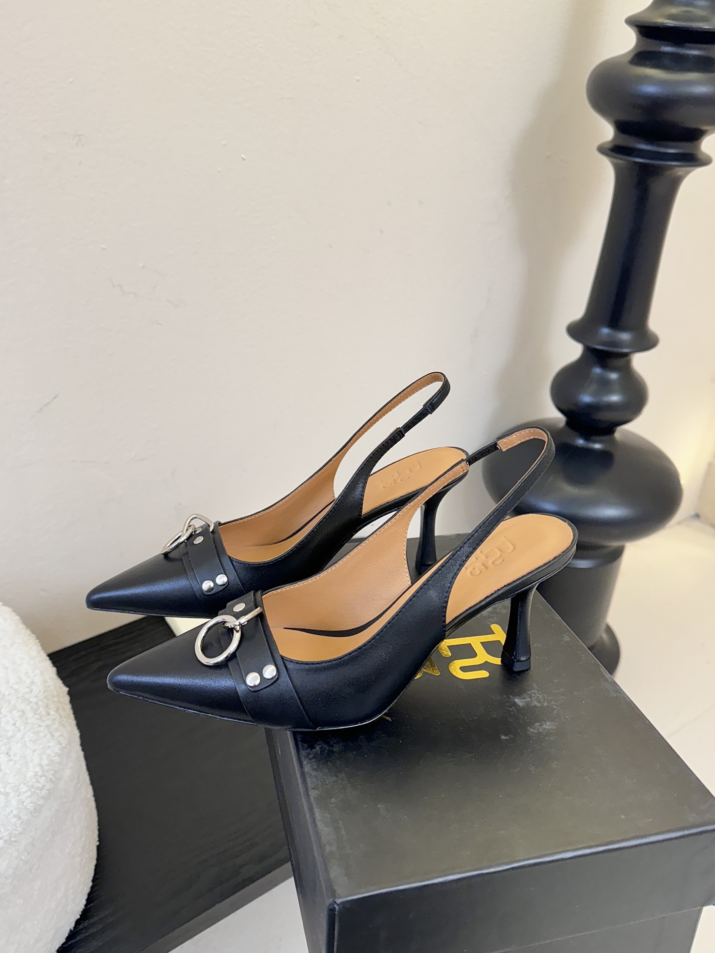 R13 26春夏走秀款 简易复古五金扣饰尖头高跟单鞋后空凉鞋系列！ 一款‮神⁠封‬‎的早春凉鞋‬‎ ‮约