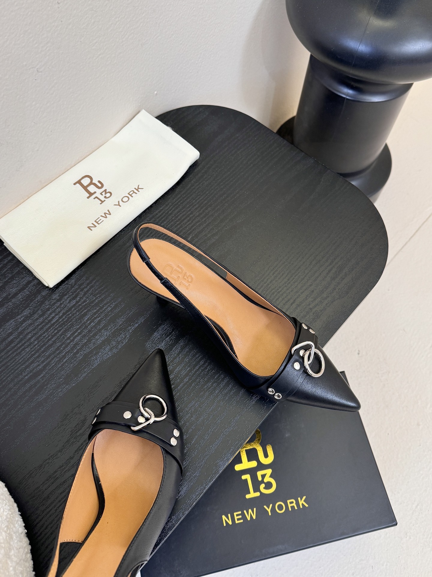 R13 26春夏走秀款 简易复古五金扣饰尖头高跟单鞋后空凉鞋系列！ 一款‮神⁠封‬‎的早春凉鞋‬‎ ‮约