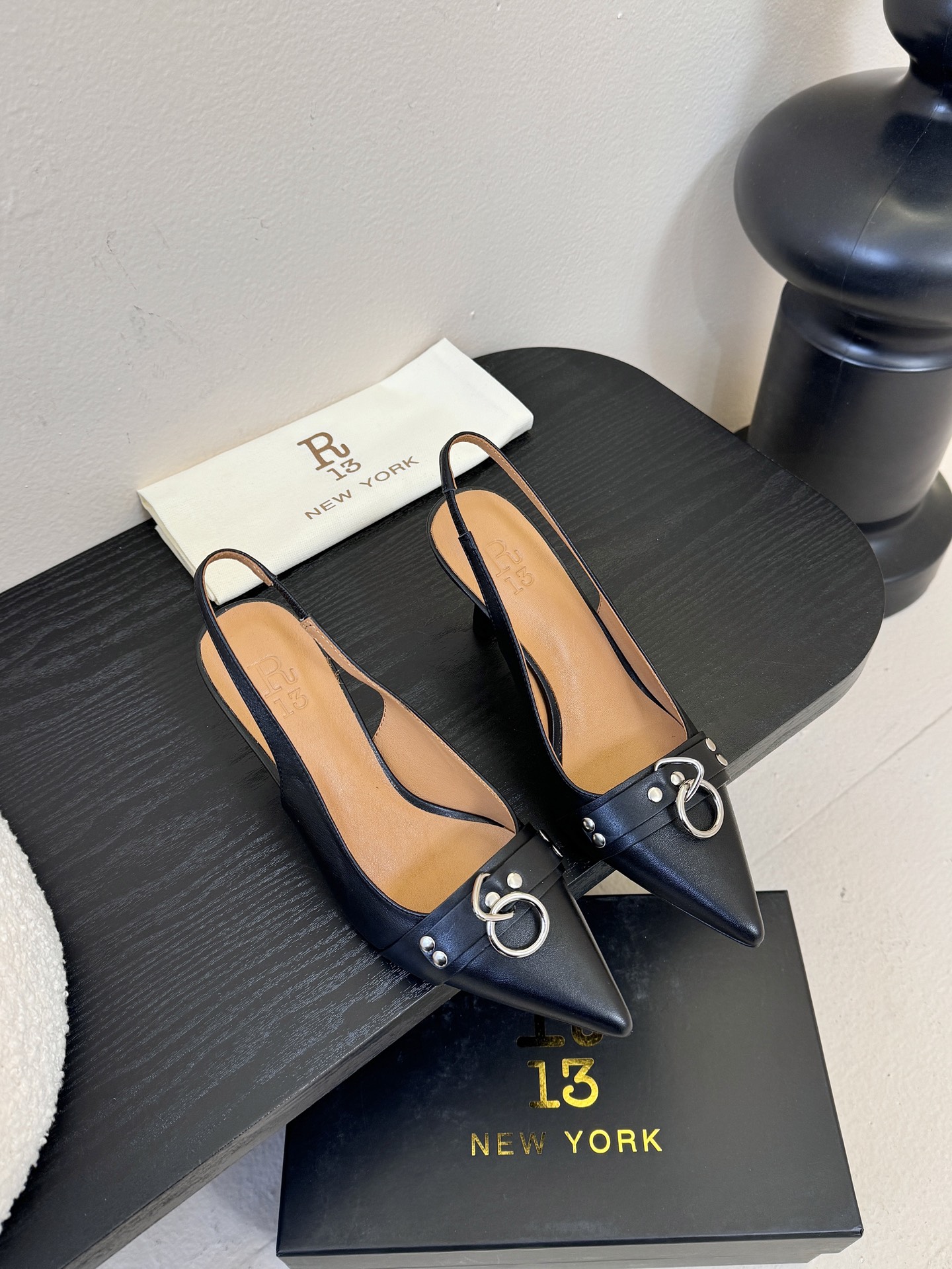 NO:695254,R13 26 spring and summer catwalk style simple retro hardware buckle pointed toe high-heeled single shoes and empty back sandals series!  A magical early spring sandal. Simple retro design. The key is to be 100% comfortable for everyday shopping. They will never become a cabinet decoration. A must-have for cool girls. Super slim legs. Matching is perfect. Fashionable and versatile. The upper material is imported calfskin. The lining is water-dyed cowhide. The Italian imported genuine leather outsole. Size: 35-41 (40 41)  Non-refundable), high heels sandals, sandals, high heels, cowhide, Leather soles19860909R13 26春夏走秀款 简易复古五金扣饰尖头高跟单鞋后空凉鞋系列！ 一款神封的早春凉鞋 约简复古设计 关键舒是百适分逛街常日可都,不绝会成鞋为柜里的设摆, 酷女孩必备 超腿显细 配搭无毫鸭梨 髦时又搭百ins  鞋面材质进为口小牛皮 内里垫脚水染牛皮 意大利进口真皮大底 码数:35-41（40 41 定不退换）,高跟鞋凉鞋,sandals,high heels,cowhide,Leather soles,Women's Shoes