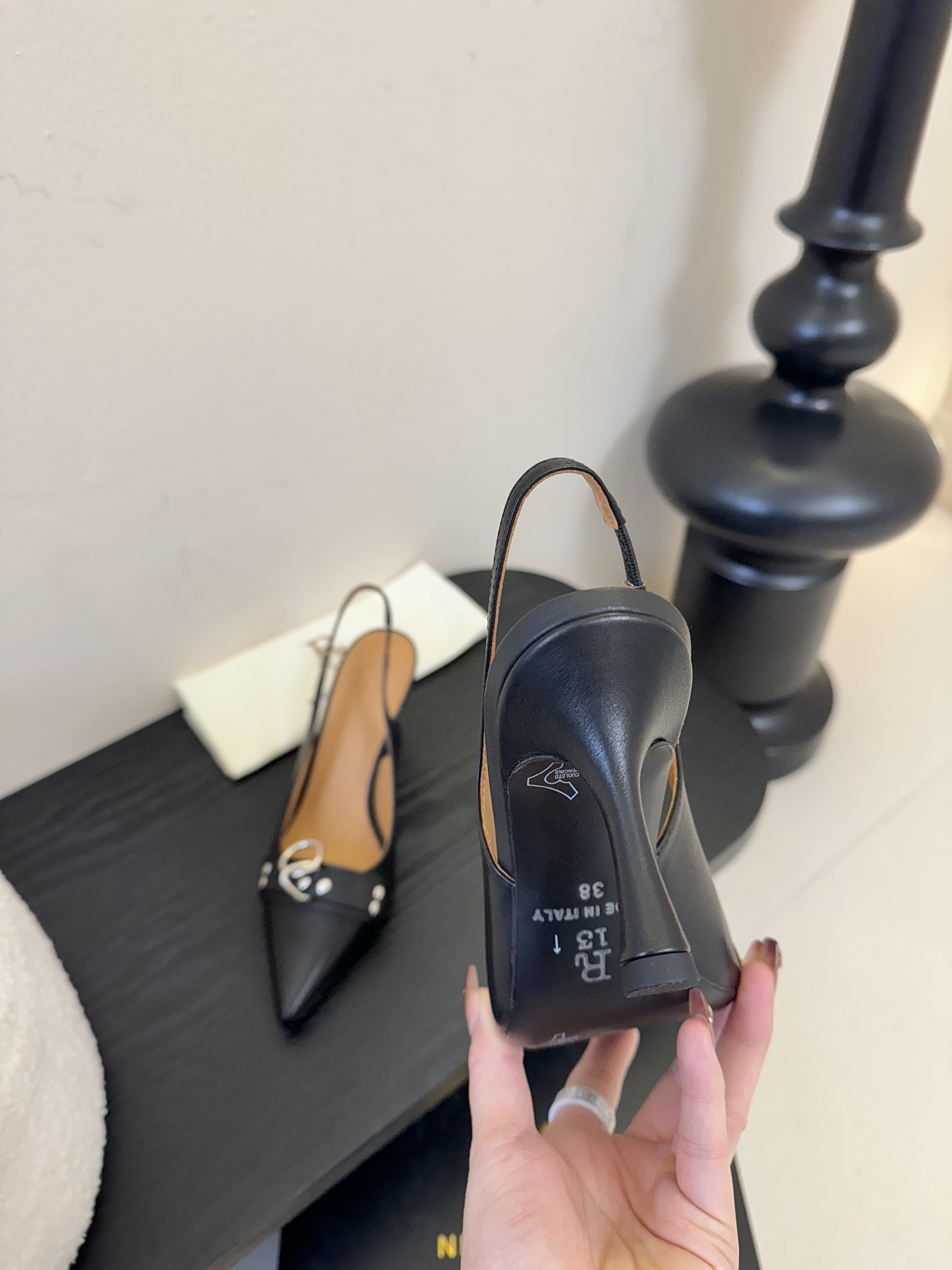 R13 26春夏走秀款 简易复古五金扣饰尖头高跟单鞋后空凉鞋系列！ 一款‮神⁠封‬‎的早春凉鞋‬‎ ‮约