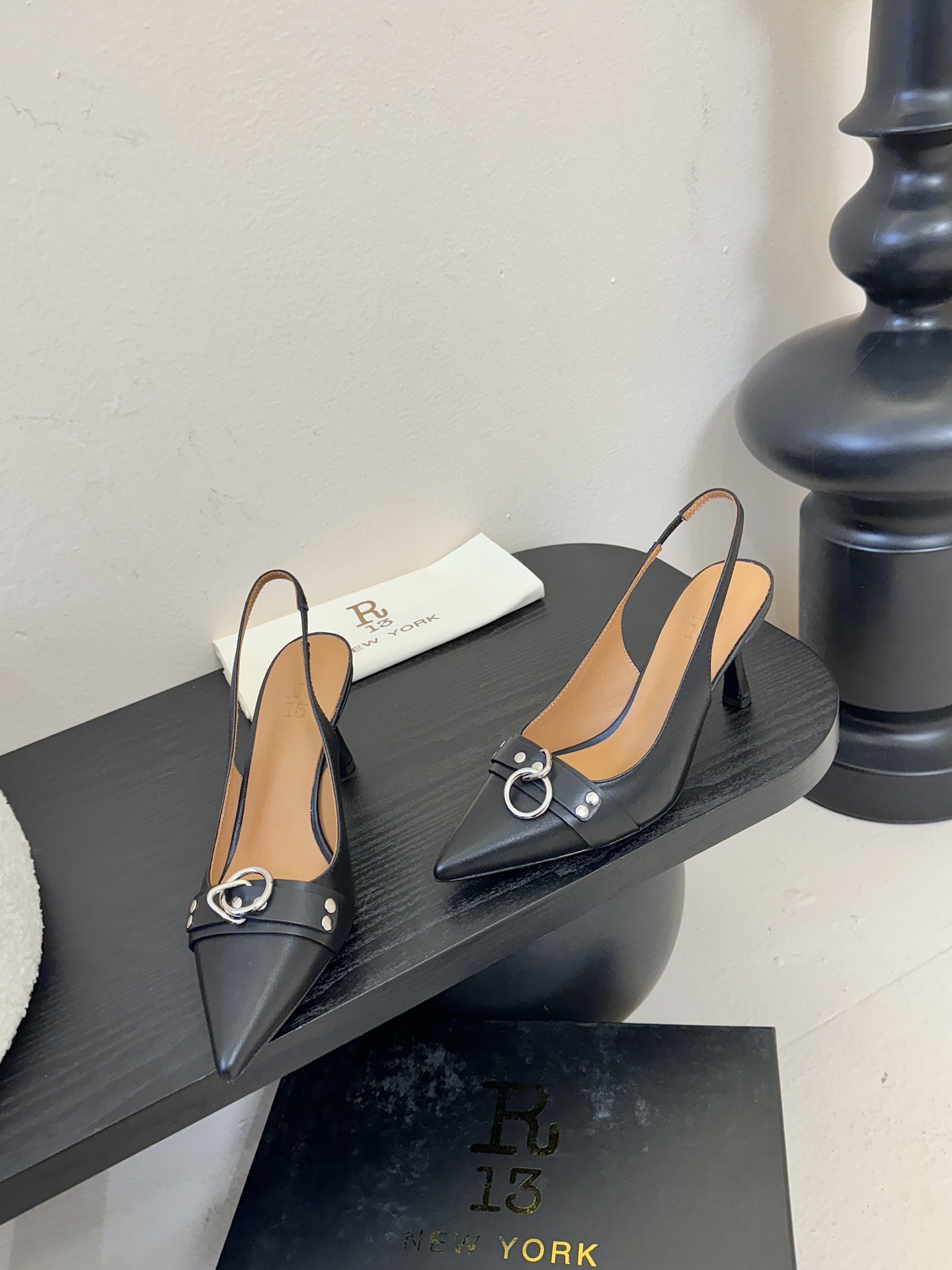 R13 26春夏走秀款 简易复古五金扣饰尖头高跟单鞋后空凉鞋系列！ 一款‮神⁠封‬‎的早春凉鞋‬‎ ‮约