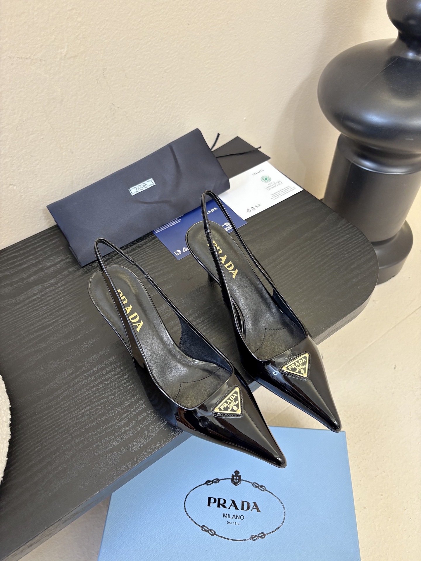 PRAD*25ss 复古三角标尖头小猫跟鞋头处嵌入Prada三角徽标，这是品牌辨识度极高的符号元素，强化