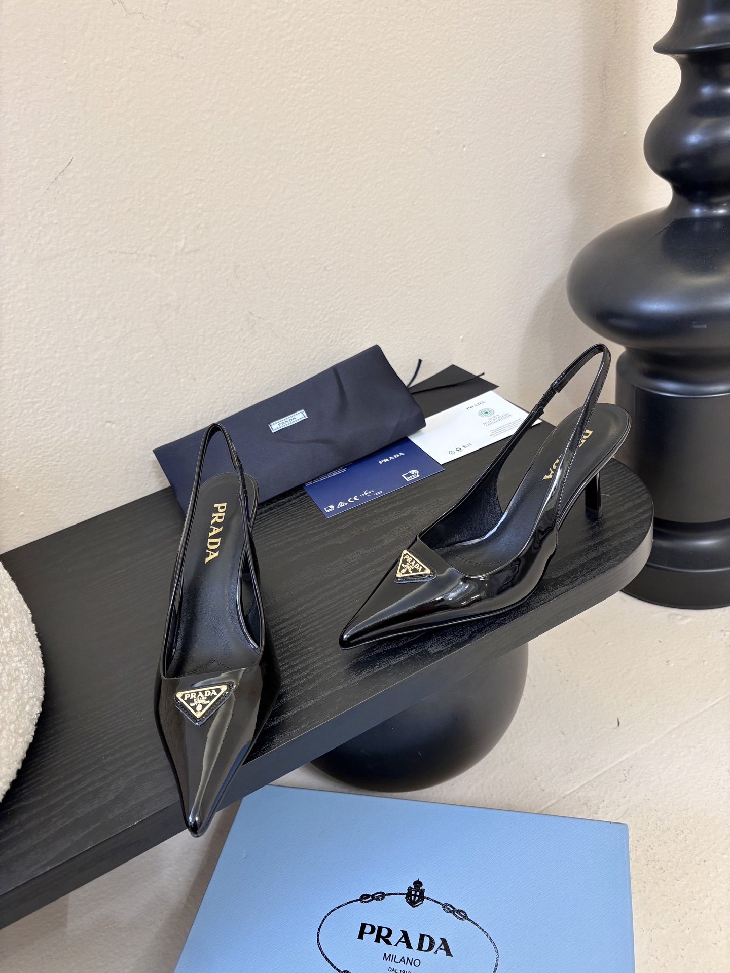 PRAD*25ss 复古三角标尖头小猫跟鞋头处嵌入Prada三角徽标，这是品牌辨识度极高的符号元素，强化