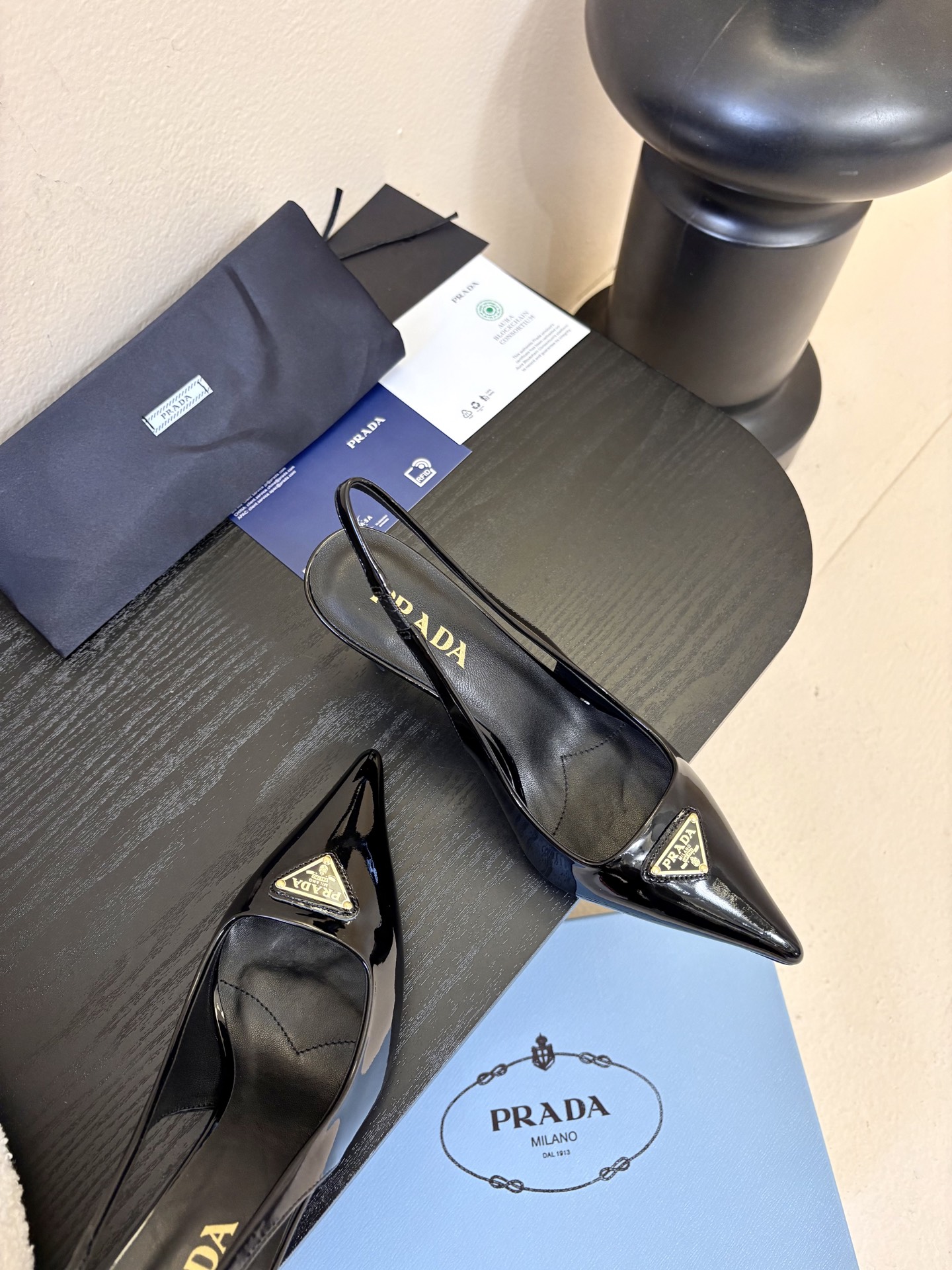 PRAD*25ss 复古三角标尖头小猫跟鞋头处嵌入Prada三角徽标，这是品牌辨识度极高的符号元素，强化