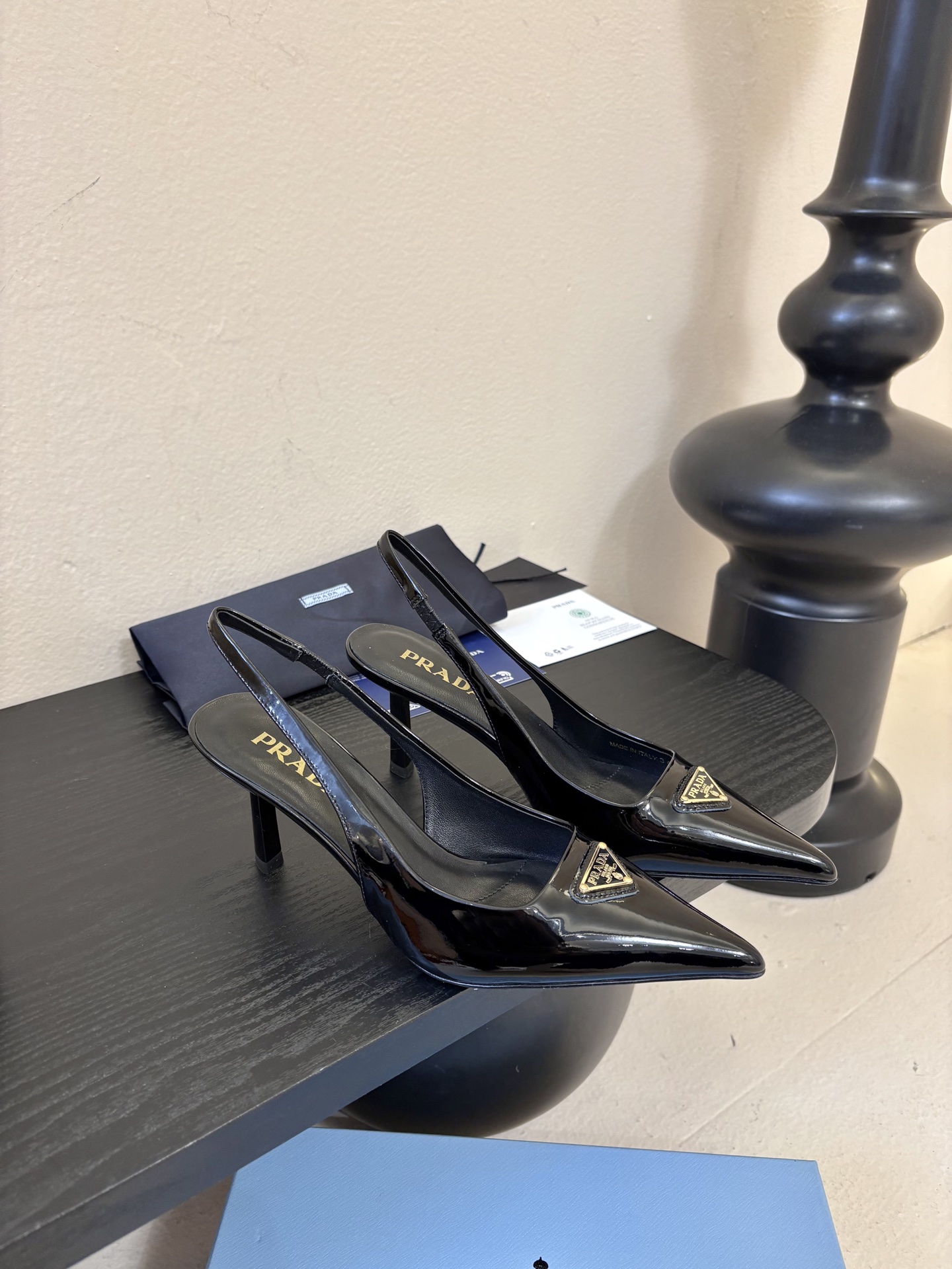 PRAD*25ss 复古三角标尖头小猫跟鞋头处嵌入Prada三角徽标，这是品牌辨识度极高的符号元素，强化