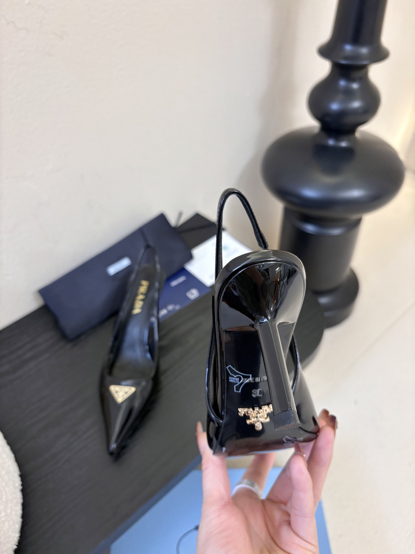 PRAD*25ss 复古三角标尖头小猫跟鞋头处嵌入Prada三角徽标，这是品牌辨识度极高的符号元素，强化