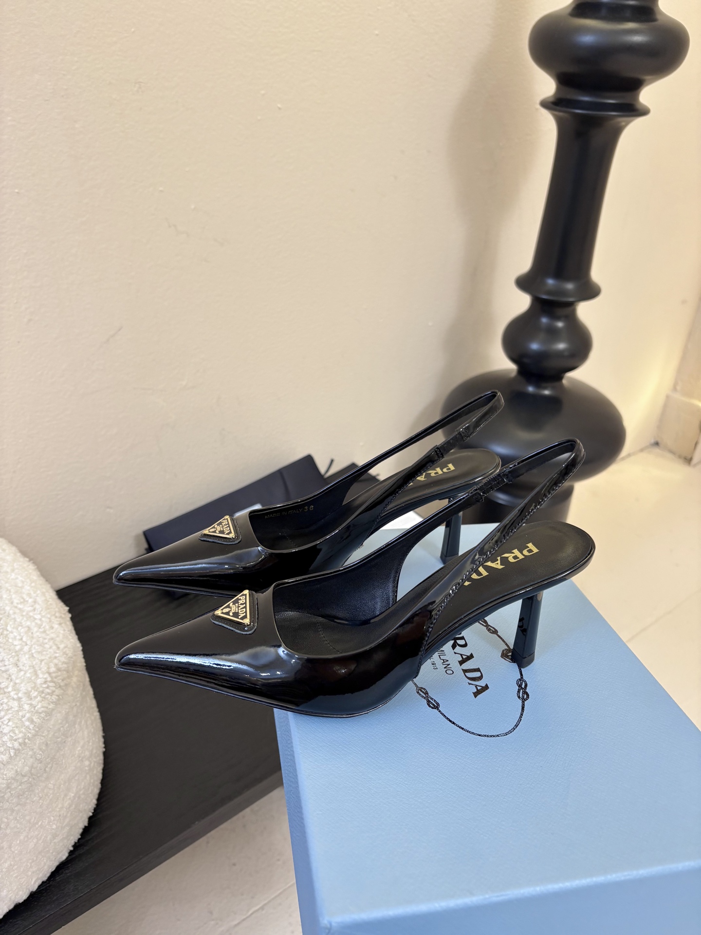 PRAD*25ss 复古三角标尖头小猫跟鞋头处嵌入Prada三角徽标，这是品牌辨识度极高的符号元素，强化