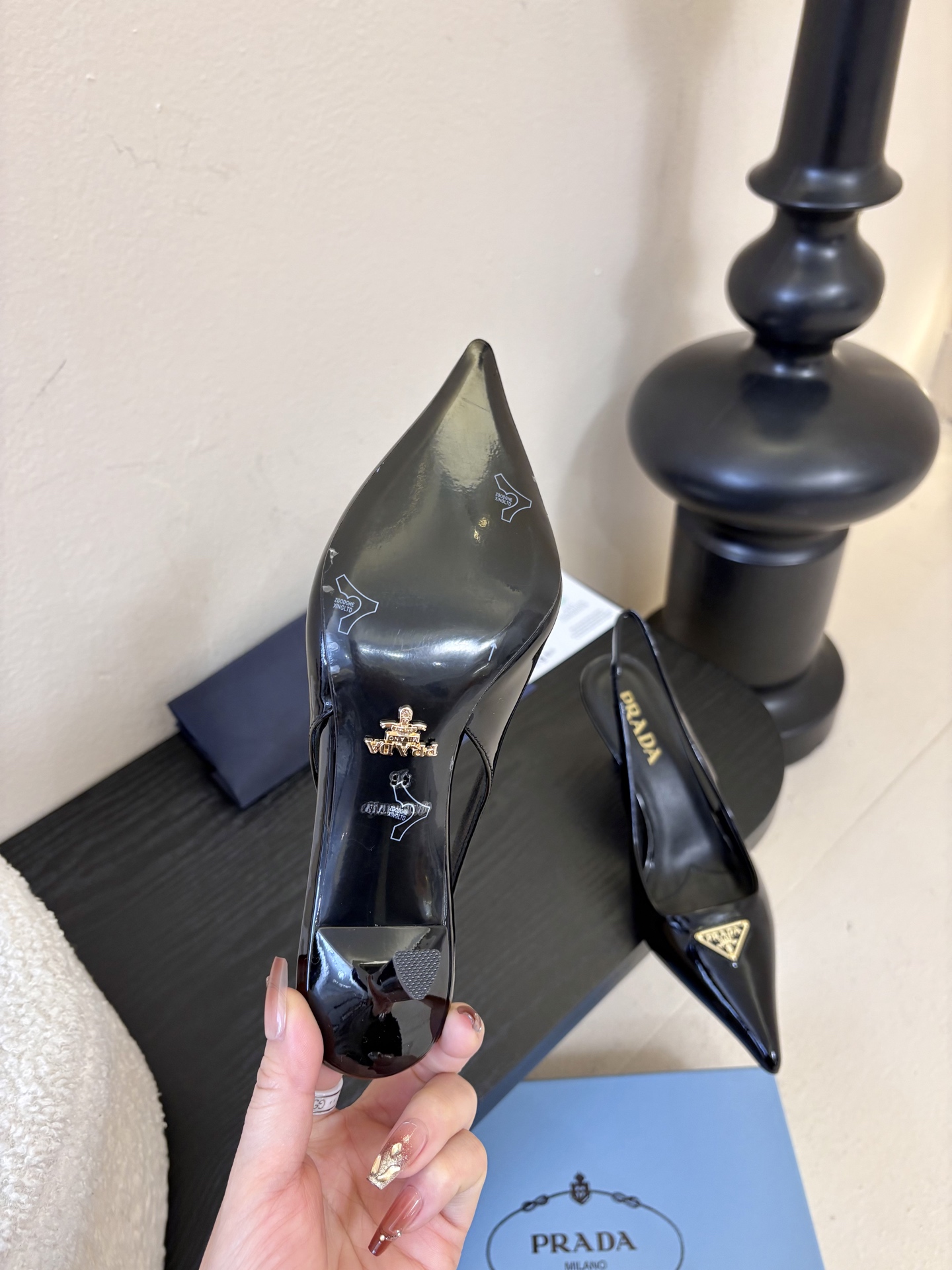 PRAD*25ss 复古三角标尖头小猫跟鞋头处嵌入Prada三角徽标，这是品牌辨识度极高的符号元素，强化