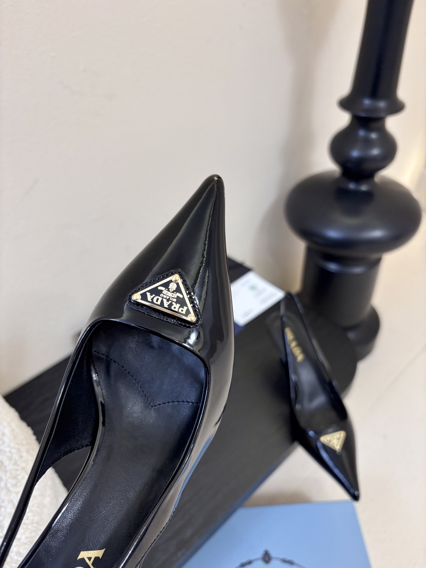 PRAD*25ss 复古三角标尖头小猫跟鞋头处嵌入Prada三角徽标，这是品牌辨识度极高的符号元素，强化