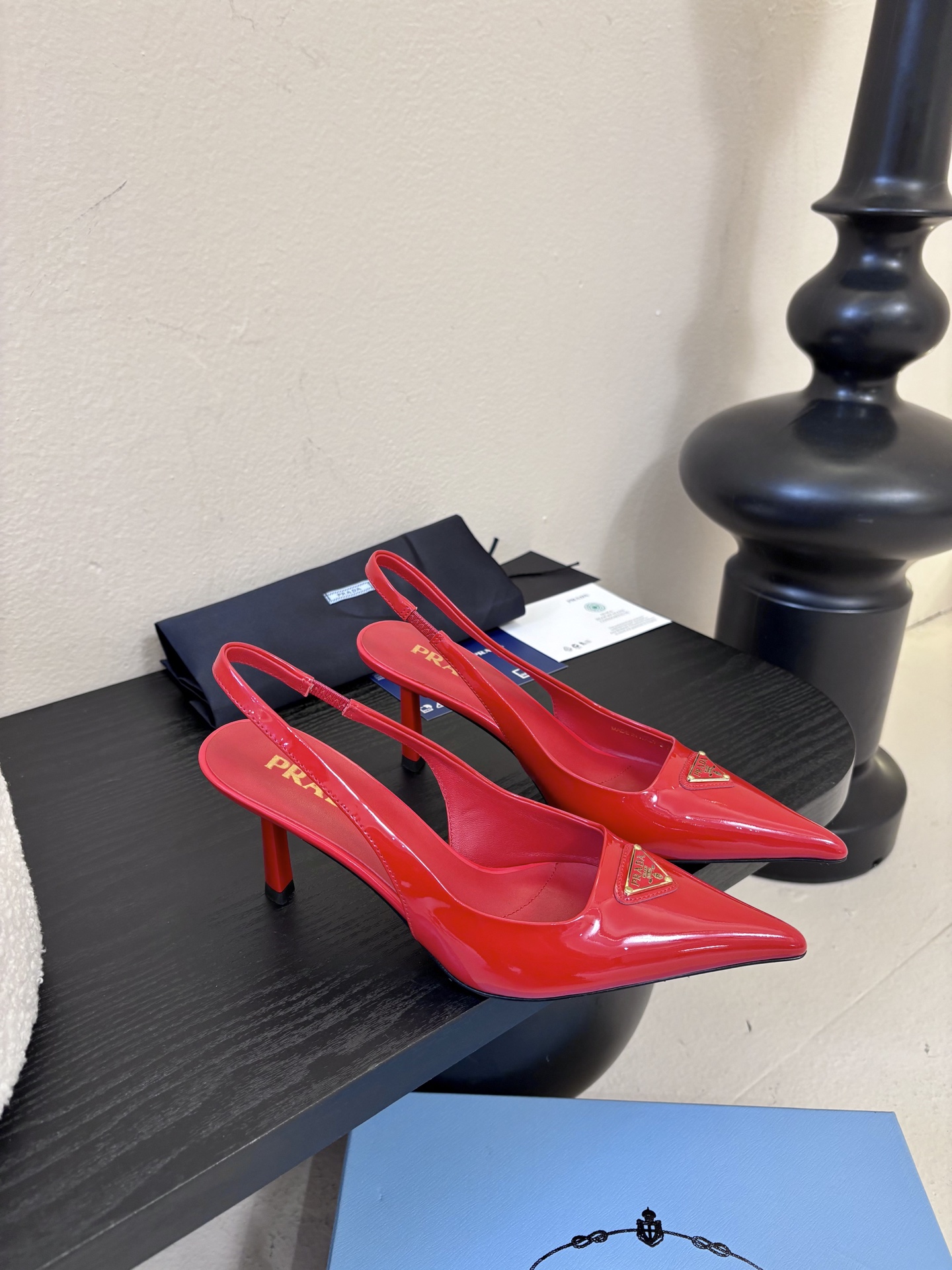 PRAD*25ss 复古三角标尖头小猫跟鞋头处嵌入Prada三角徽标，这是品牌辨识度极高的符号元素，强化