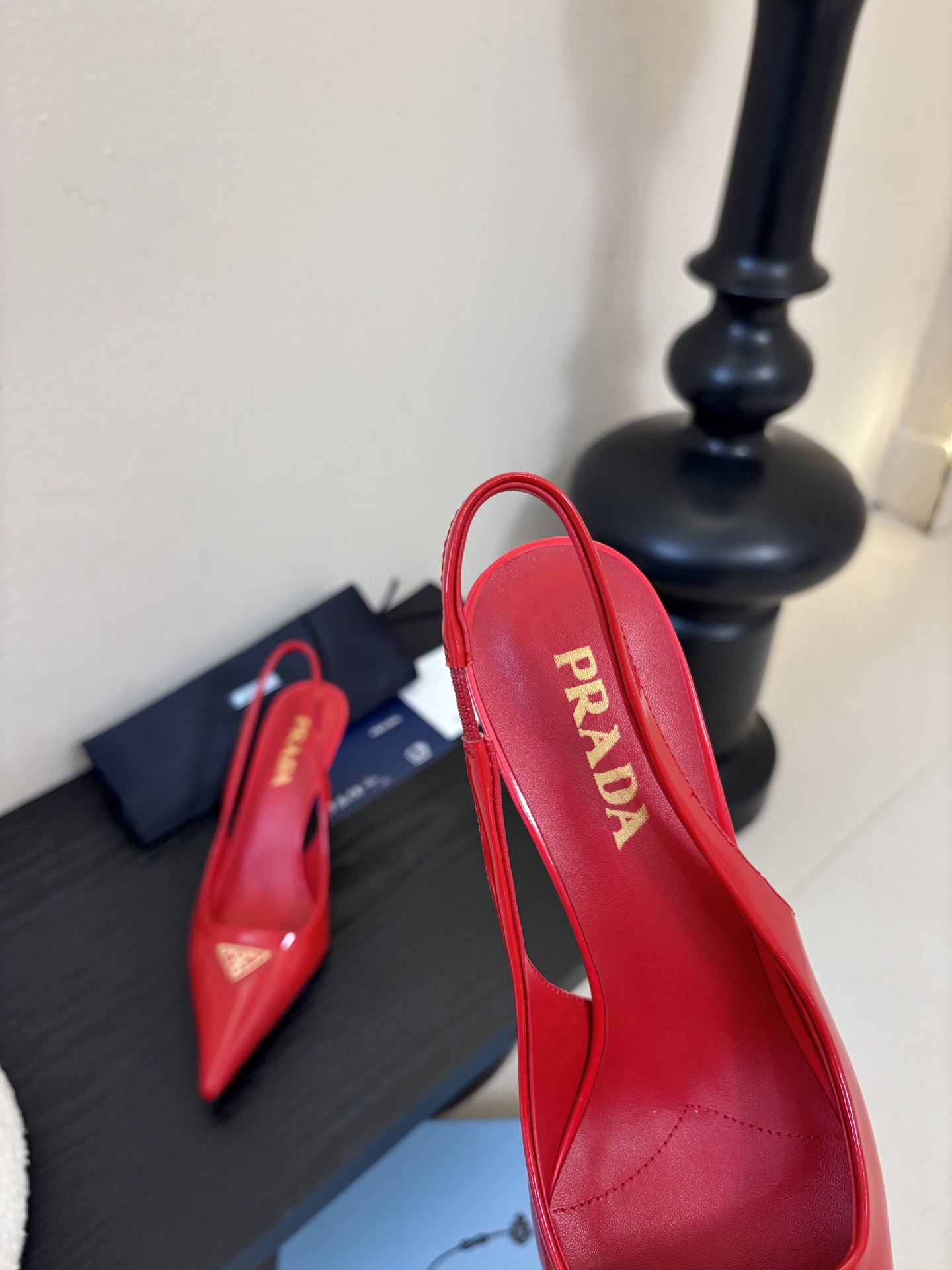 PRAD*25ss 复古三角标尖头小猫跟鞋头处嵌入Prada三角徽标，这是品牌辨识度极高的符号元素，强化