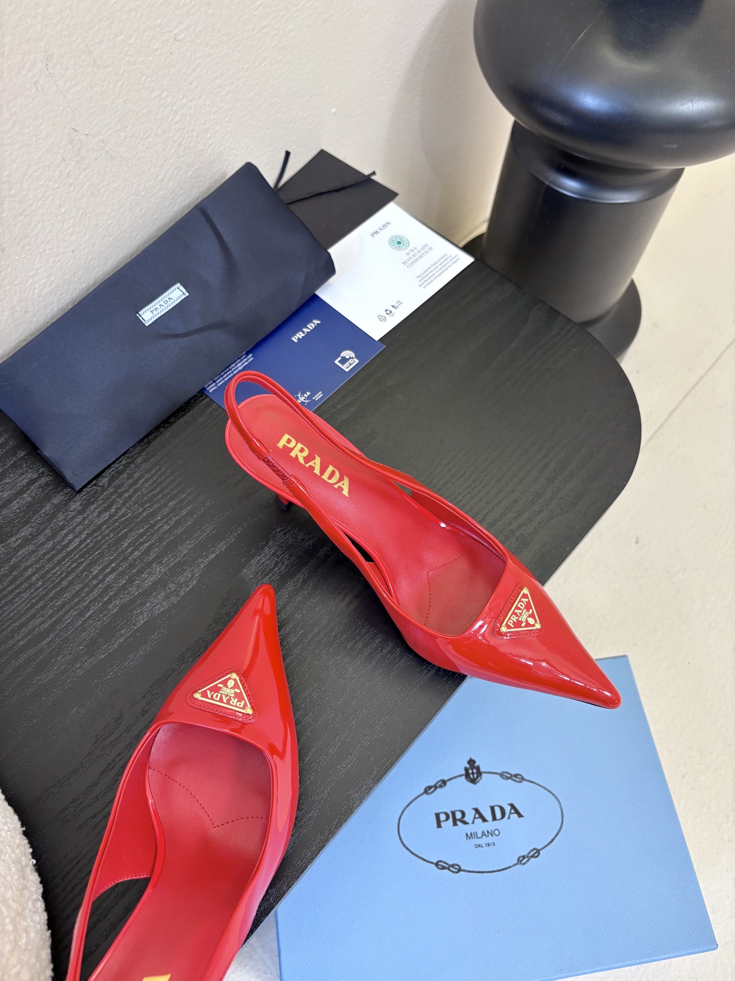 PRAD*25ss 复古三角标尖头小猫跟鞋头处嵌入Prada三角徽标，这是品牌辨识度极高的符号元素，强化