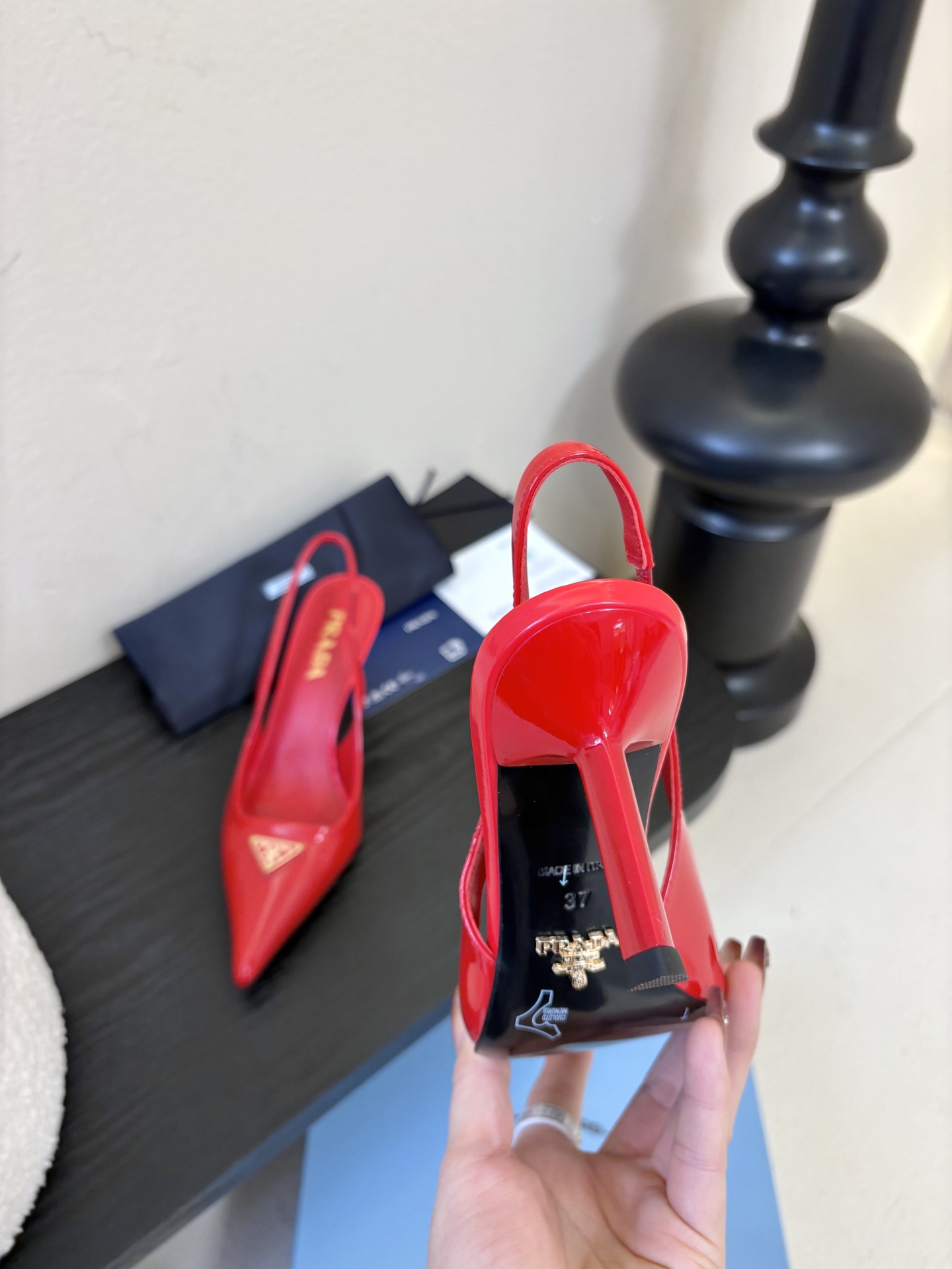 PRAD*25ss 复古三角标尖头小猫跟鞋头处嵌入Prada三角徽标，这是品牌辨识度极高的符号元素，强化