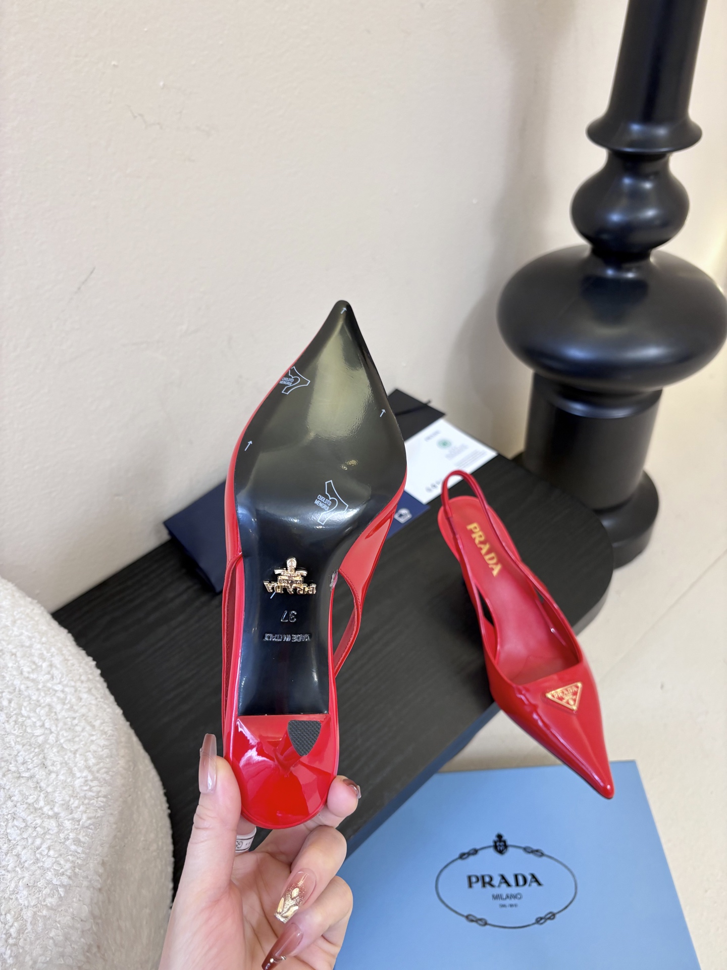 PRAD*25ss 复古三角标尖头小猫跟鞋头处嵌入Prada三角徽标，这是品牌辨识度极高的符号元素，强化