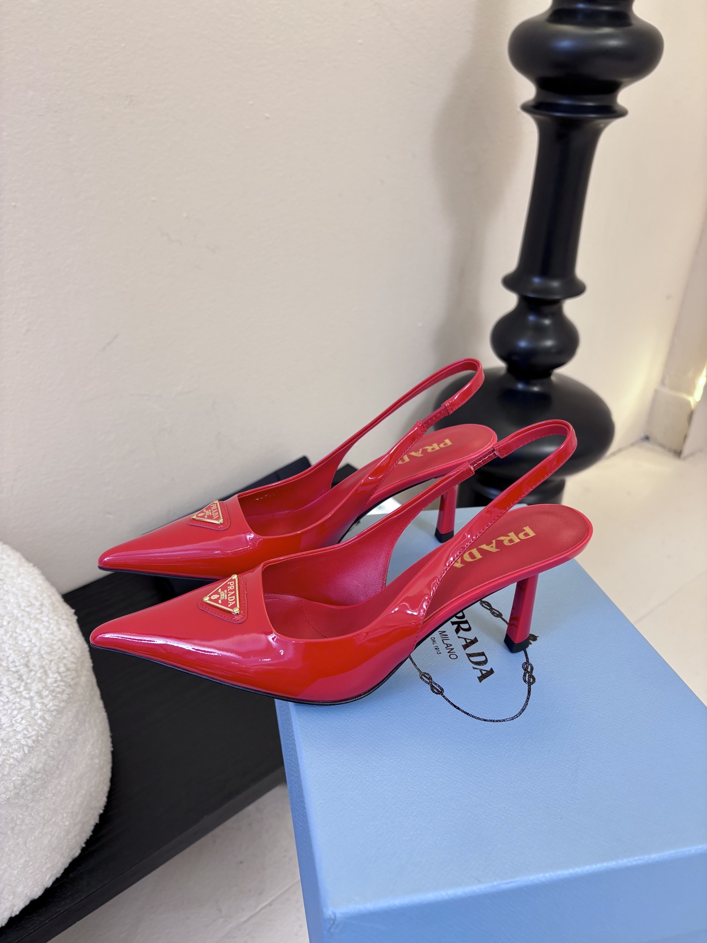 PRAD*25ss 复古三角标尖头小猫跟鞋头处嵌入Prada三角徽标，这是品牌辨识度极高的符号元素，强化