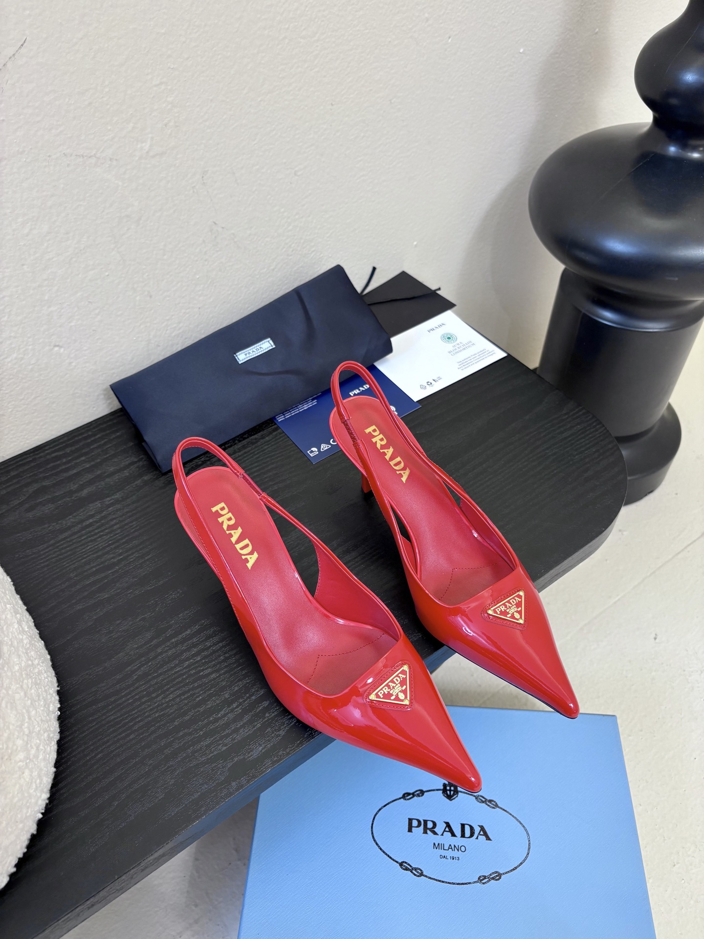 PRAD*25ss 复古三角标尖头小猫跟鞋头处嵌入Prada三角徽标，这是品牌辨识度极高的符号元素，强化