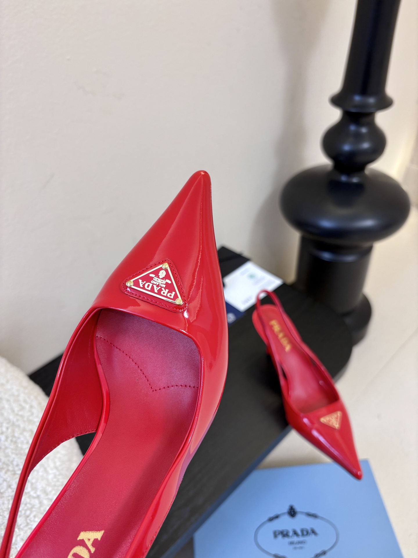 PRAD*25ss 复古三角标尖头小猫跟鞋头处嵌入Prada三角徽标，这是品牌辨识度极高的符号元素，强化