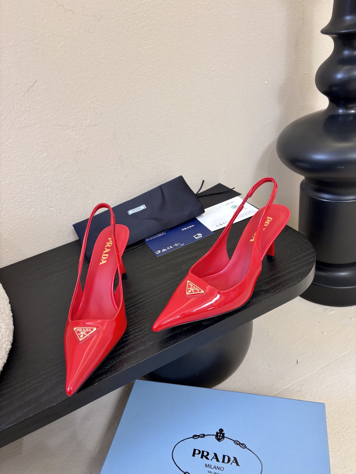 PRAD*25ss 复古三角标尖头小猫跟鞋头处嵌入Prada三角徽标，这是品牌辨识度极高的符号元素，强化