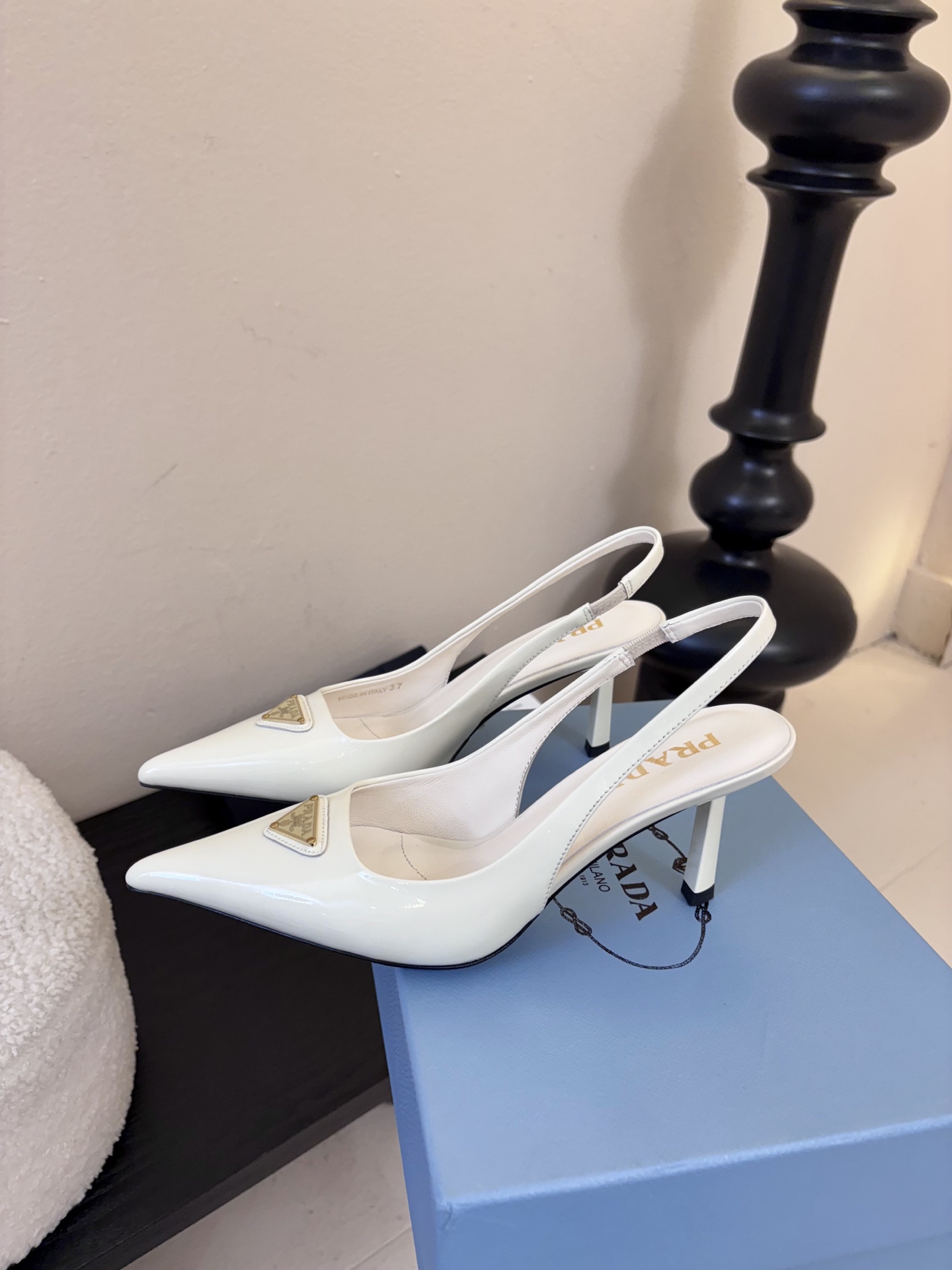 PRAD*25ss 复古三角标尖头小猫跟鞋头处嵌入Prada三角徽标，这是品牌辨识度极高的符号元素，强化