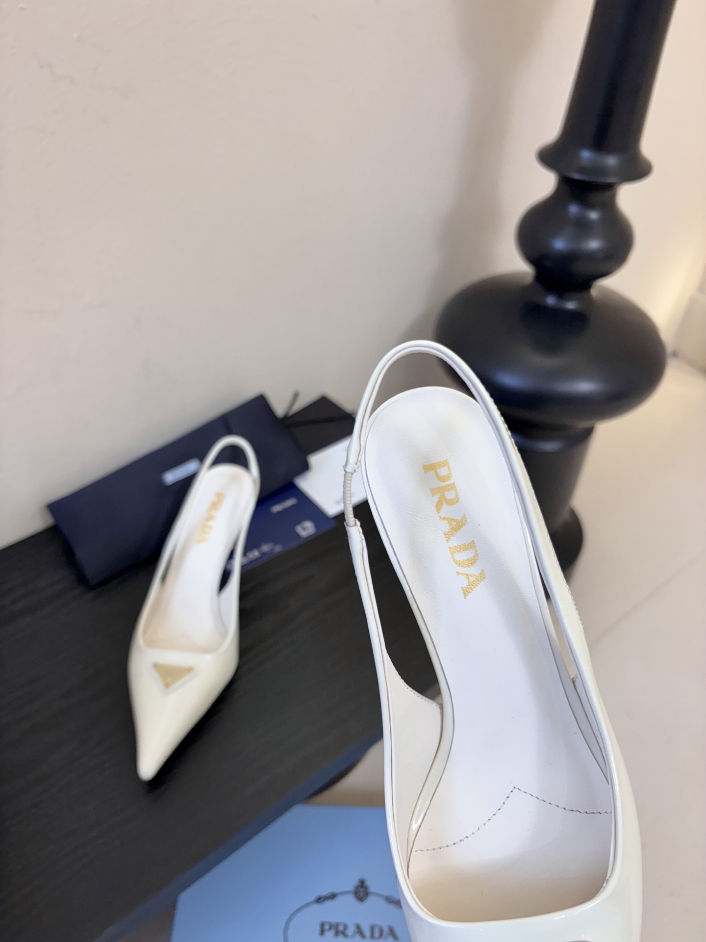 PRAD*25ss 复古三角标尖头小猫跟鞋头处嵌入Prada三角徽标，这是品牌辨识度极高的符号元素，强化