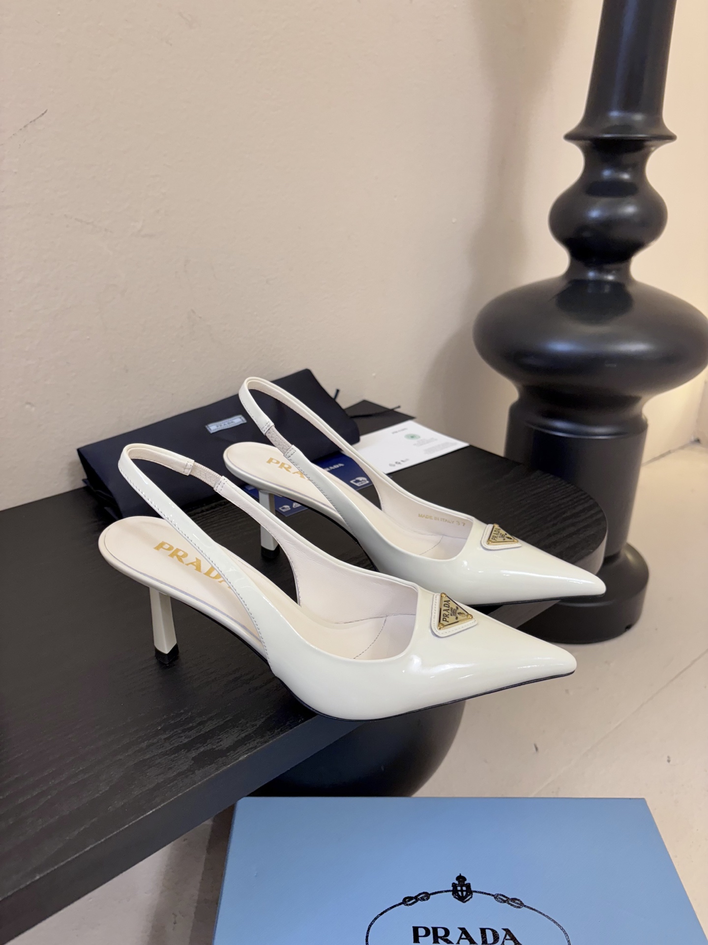 PRAD*25ss 复古三角标尖头小猫跟鞋头处嵌入Prada三角徽标，这是品牌辨识度极高的符号元素，强化