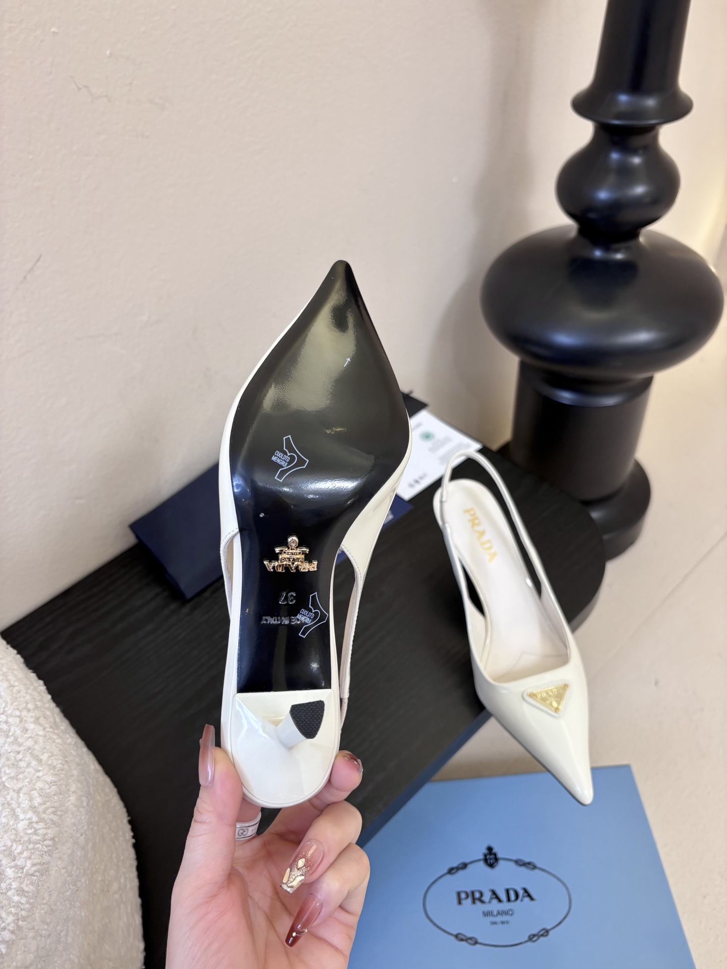 PRAD*25ss 复古三角标尖头小猫跟鞋头处嵌入Prada三角徽标，这是品牌辨识度极高的符号元素，强化