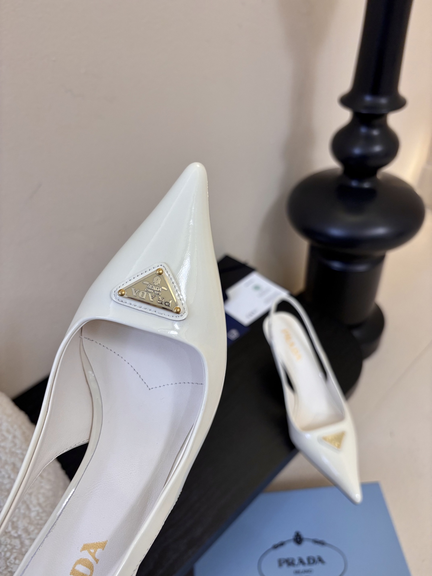 PRAD*25ss 复古三角标尖头小猫跟鞋头处嵌入Prada三角徽标，这是品牌辨识度极高的符号元素，强化