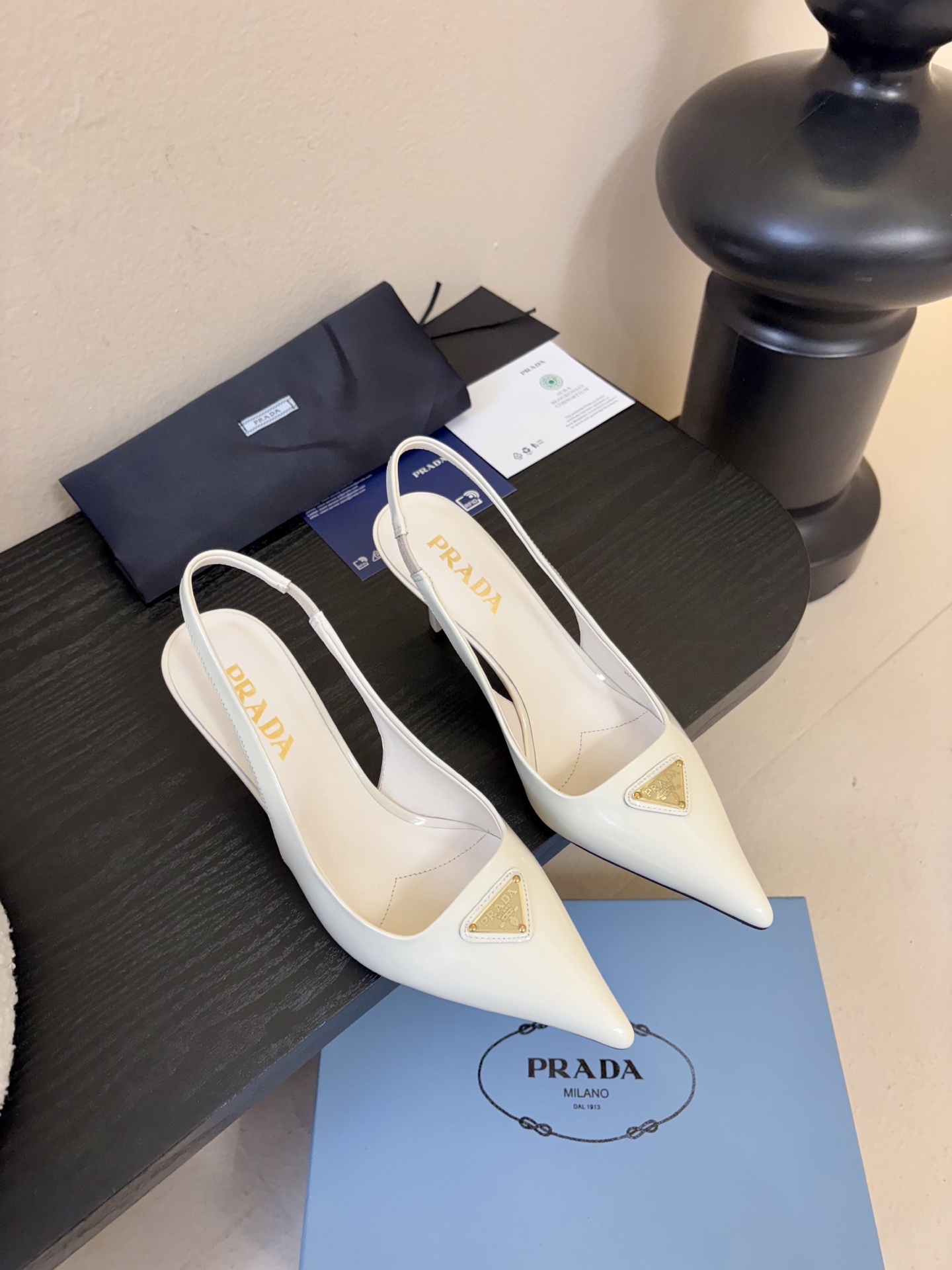 PRAD*25ss 复古三角标尖头小猫跟鞋头处嵌入Prada三角徽标，这是品牌辨识度极高的符号元素，强化