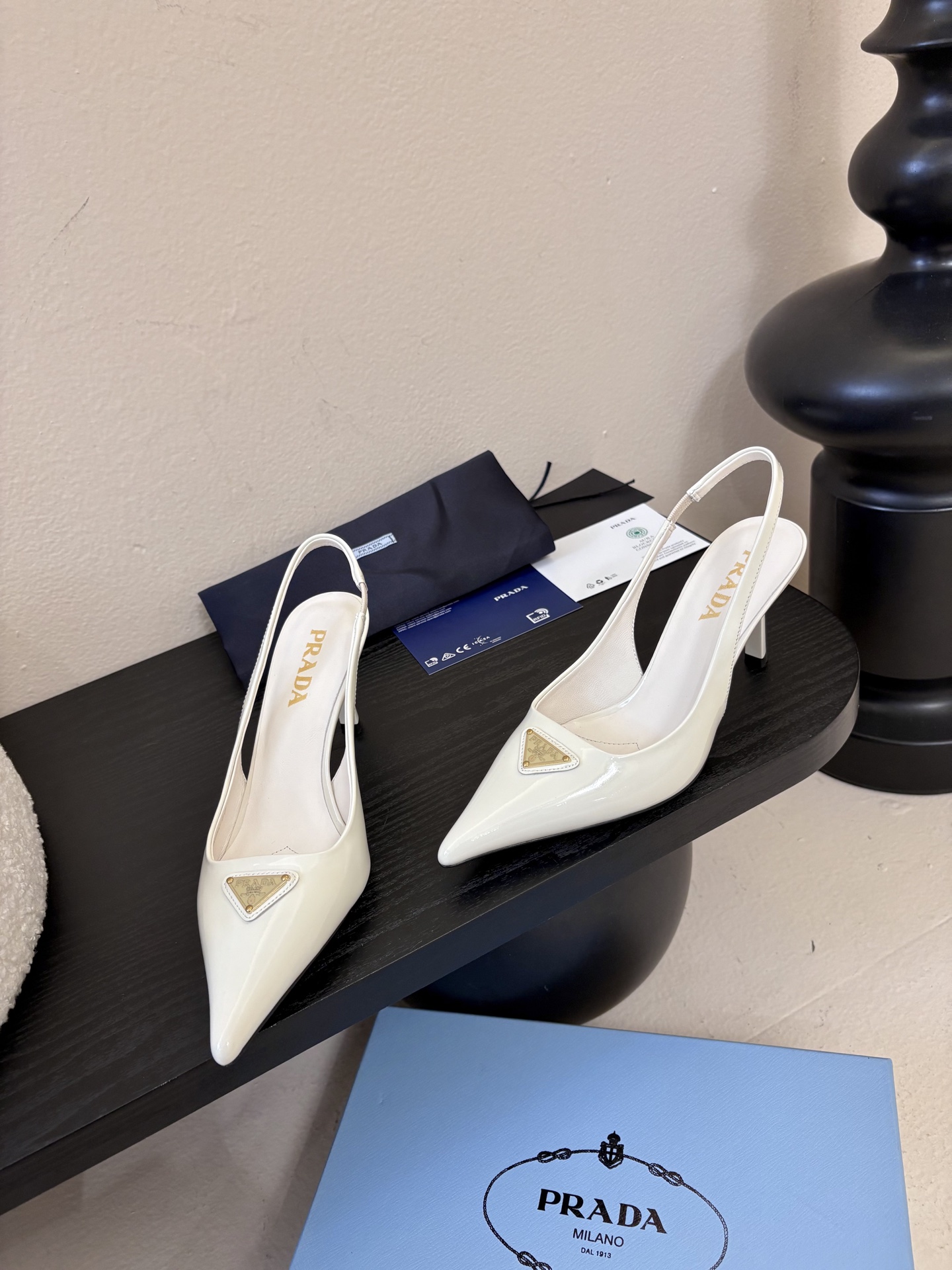 PRAD*25ss 复古三角标尖头小猫跟鞋头处嵌入Prada三角徽标，这是品牌辨识度极高的符号元素，强化