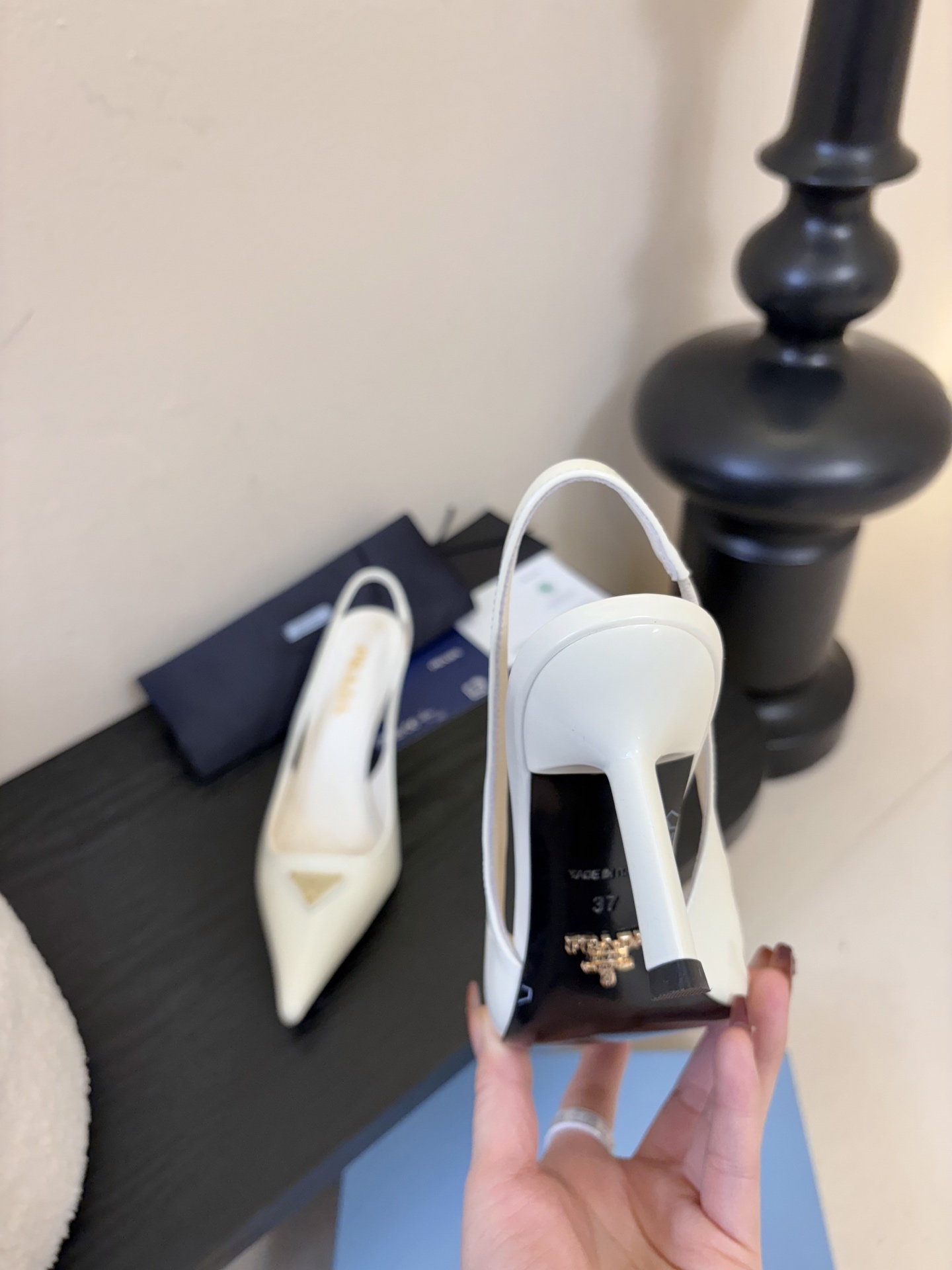 PRAD*25ss 复古三角标尖头小猫跟鞋头处嵌入Prada三角徽标，这是品牌辨识度极高的符号元素，强化