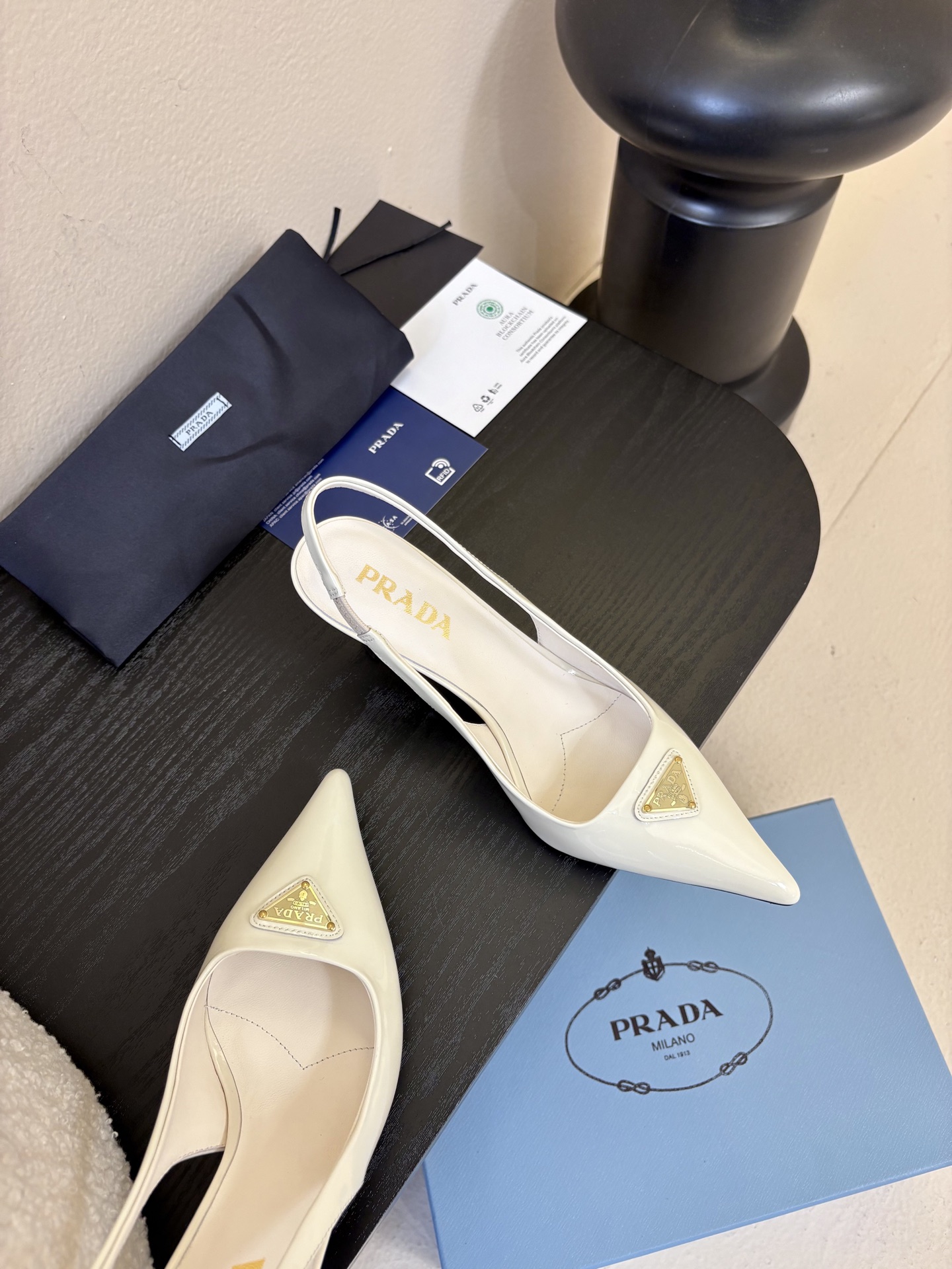 PRAD*25ss 复古三角标尖头小猫跟鞋头处嵌入Prada三角徽标，这是品牌辨识度极高的符号元素，强化