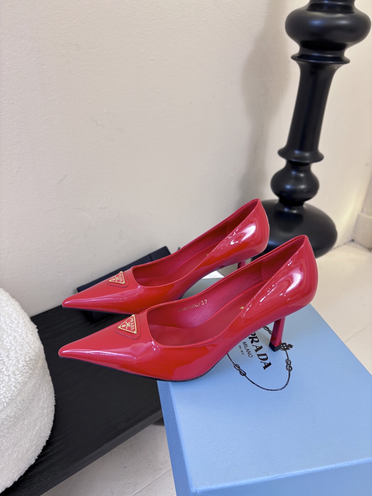 PRAD*25ss 复古三角标尖头小猫跟鞋头处嵌入Prada三角徽标，这是品牌辨识度极高的符号元素，强化