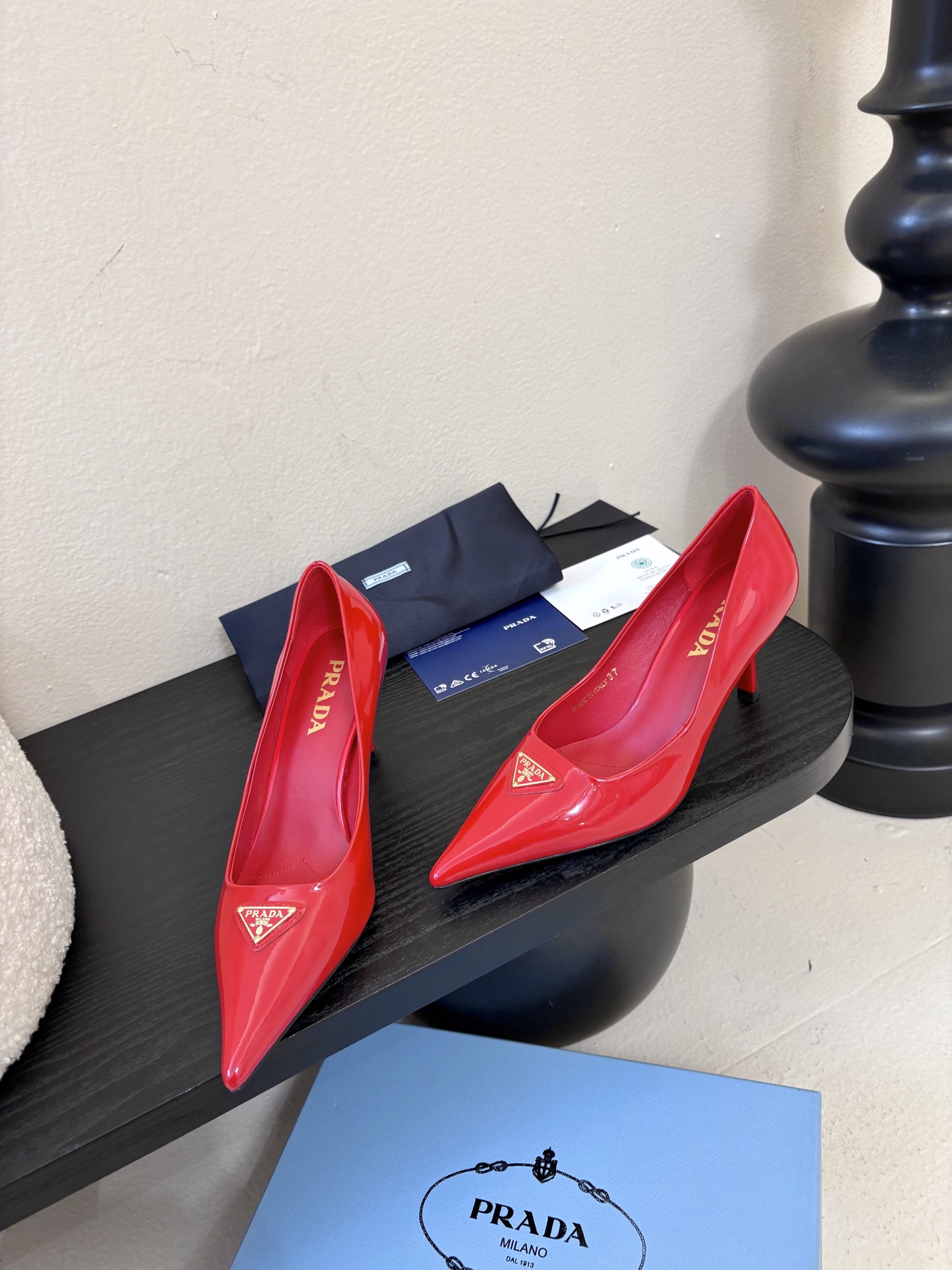 PRAD*25ss 复古三角标尖头小猫跟鞋头处嵌入Prada三角徽标，这是品牌辨识度极高的符号元素，强化