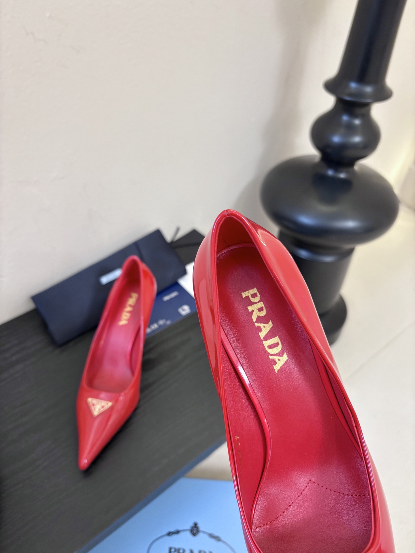 PRAD*25ss 复古三角标尖头小猫跟鞋头处嵌入Prada三角徽标，这是品牌辨识度极高的符号元素，强化