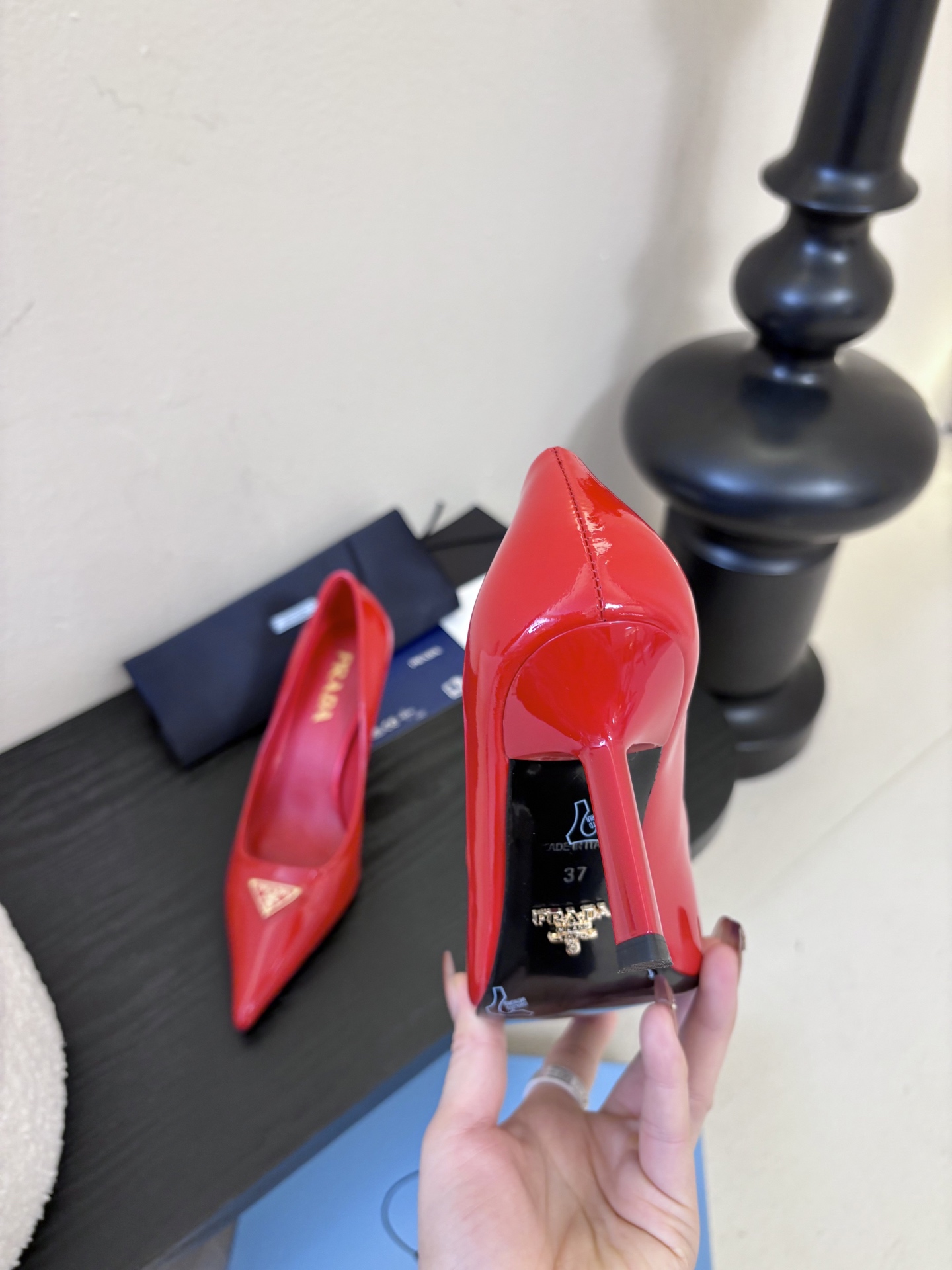 PRAD*25ss 复古三角标尖头小猫跟鞋头处嵌入Prada三角徽标，这是品牌辨识度极高的符号元素，强化